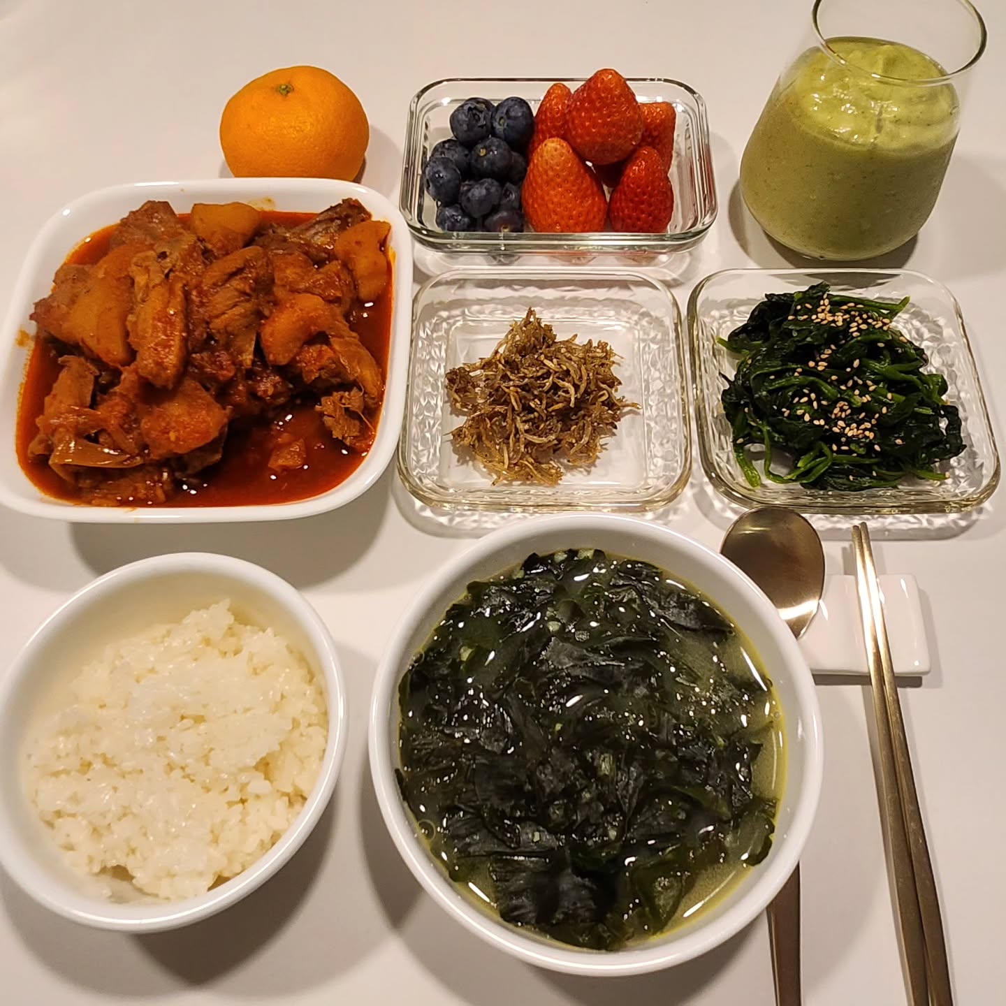 호야석식😋

닭볶음탕🐔 미역국
멸치볶음 시금치무침
후식은 딸기🍓 귤🍊 블루베리💜
건강스무디(양배추+브로콜리+아보카도)

#호야석식 #집밥메뉴 #닭볶음탕 
#신혼집밥 #집밥스타그램 #저녁밥상