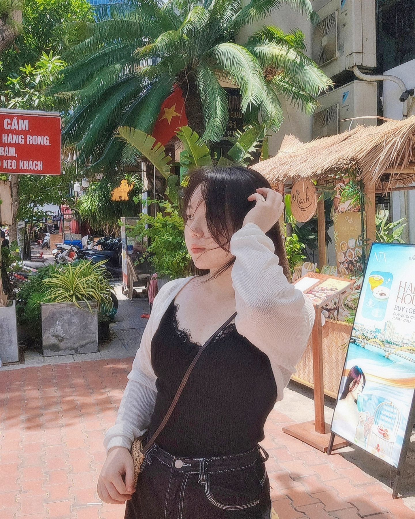 #🇻🇳
지난 여름 첫 다낭여행 때는 완전 초짜였다며
함께 다시 가자고 친구와 자주 얘기했는데
나만 다시 와버린 2024년 다낭ㅋㅋ

올해는 2회차답게 로컬 식당도 가고
더 다양한 종류의 커피도 마셔보고
나 제철 패션후르트 좋아하더라🤤 지금이 제철이래

그저 쌓아두기 아쉬운 2023년 다낭도 한 장

#다낭 #베트남 #여행 #스냅 #여행스냅 #travel #danang #vietnam #travelphotography #beach #wave #selfie #셀피 #일상 #여행일기 #✈️