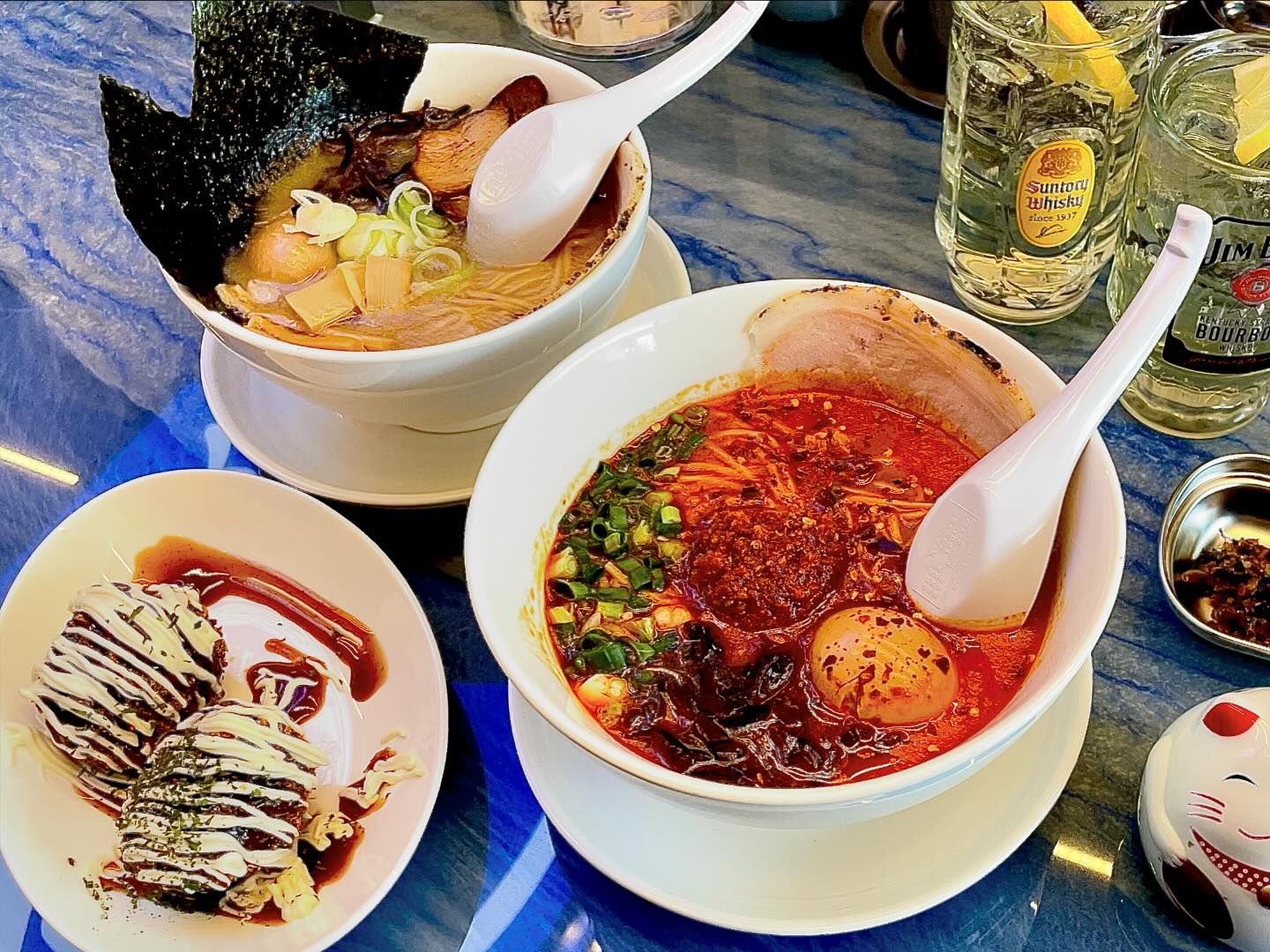 한국인 입맛 사로잡은 칼칼한 라멘 잡숴봐🚨
한입 먹자마자 속이 확풀리는 이 맛은..! 얼큰한 국물이 찐 맛집이구만유. [차슈]도 넘 부드럽고 거기에 [쫄깃한 탄탄면]까지 더하니 아무 야무지게 그릇을 비웠더라지유
돈코츠 라멘은 [사골국물] 베이스라 [깊은맛]이 촥 났어유
풀토핑과 조합하여 먹으면 이것도 한그릇 뚝딱입니다.
밥을 요청하시면 [무료]로 주시니 마무리로 말아드시는것도 추천이에유
인테리어가 독특하면서 깔끔하니 인상깊었고, [혼밥]하기도 아주 좋은 구조였어유
오픈시간맞춰서 갔는데 사람이 계속들어오니 아주 인기맛집이었네유 추천입니다👍

☑️카라이탄탄멘(12,000) 
매콤조절가능
☑️돈코츠쇼유라멘 풀토핑(11,000) 
하얀사골국물
☑️멘치카츠(2,000)
다진돼지고기를 튀김 음식인데,가격도 저렴하니 꼭 같이 드셔보세유. 주먹만한 크기에 라면과 궁합이 아주 잘맞아유
☑️하이볼(8,000)
카쿠빈과 짐빔을 먹었는데 술찌가 먹어도 엄청 쎈 도수는 아닌거같아유. 달달하니 맛났어유

📍우츄진
📍서울 중구 을지로 157 대림 상가 3층 라열 375호
⏰11:30 - 20:30

#을지로맛집 #을지로라멘 #라멘맛집 #을지로맛집추천 #우츄진 #맛집해커_을지로
