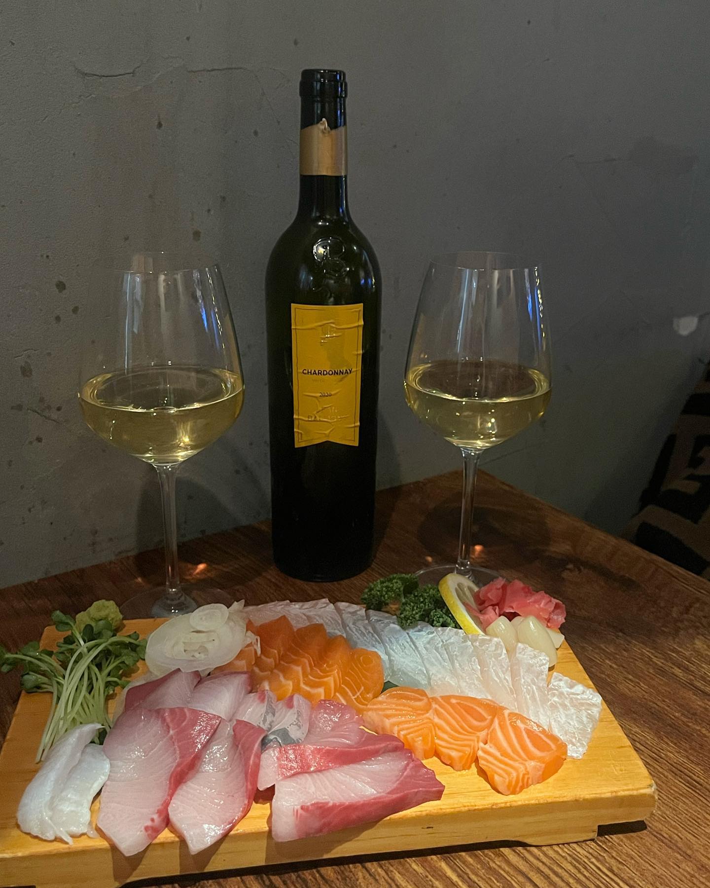따뜻한 분위기의 #한점 🐟🍷#협찬
모듬회(광어+연어+방어) 정말 싱싱하고 쫄깃함!!
세트메뉴도 잘되어있어서 1차로 와도 손색없을 맛집😉👍