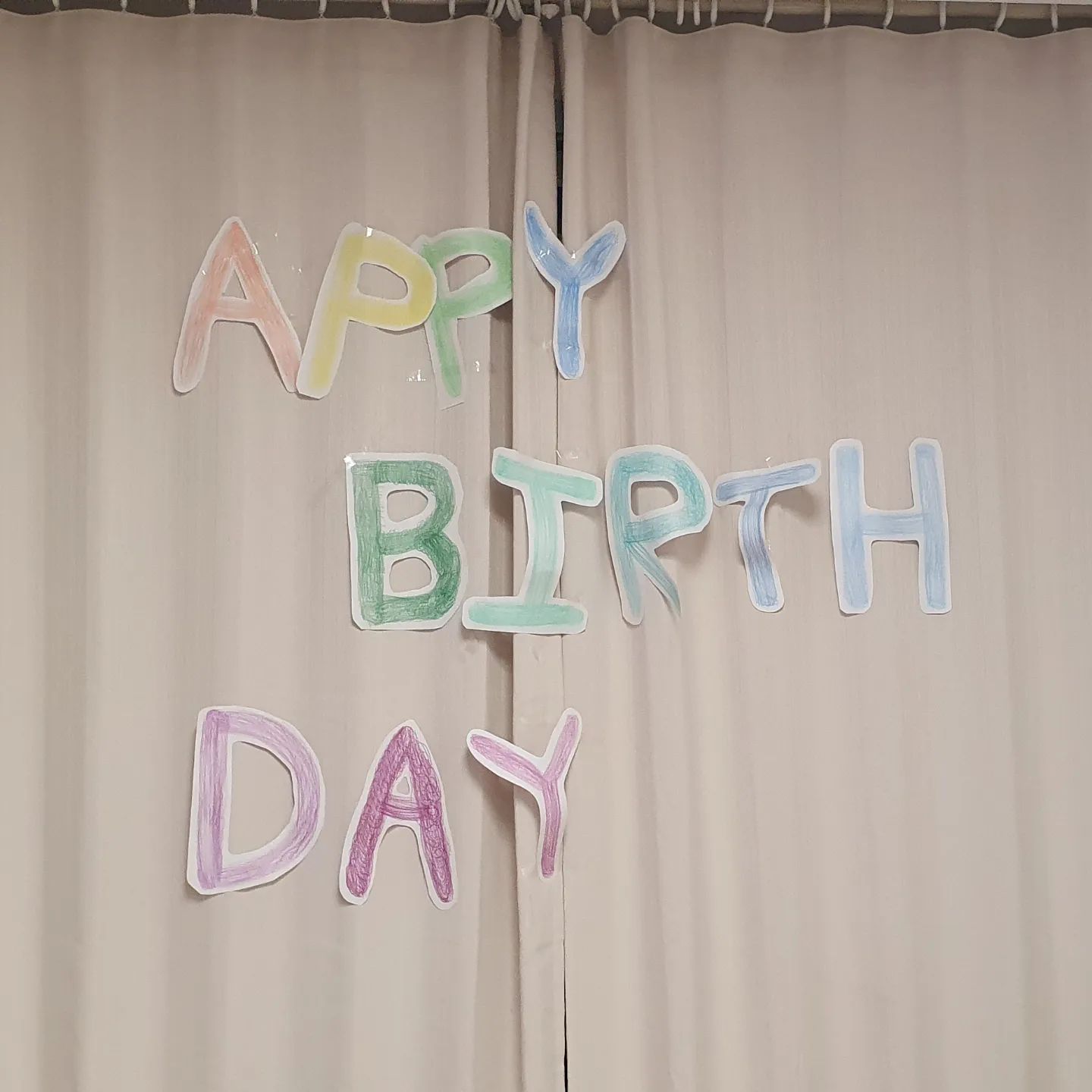 올해 첫 생일자
생일 축하합니다
급조한 해피버스데이 
먹고 즐기다보니 H 떨어진
아삐 버스데이.
맞지맞지 #아비버스데이  생일축하합니다. 건강하십시오.그대여.