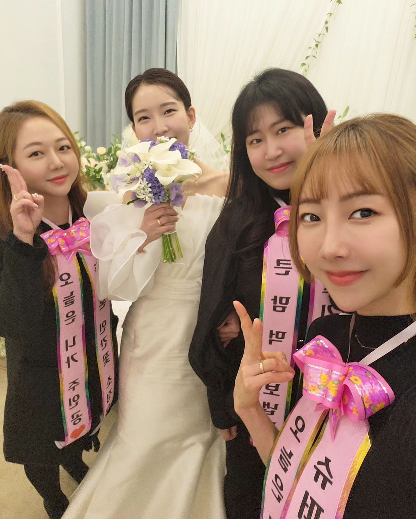 23.12.9

우리 막냉이 결혼식🤵👰‍♀️
볼살 통통 아가일때 에버랜드에서 첨 본게 엊그제 같은데 
성숙한 여인이 되어서.. 언니보다 먼저 가는구나🥲ㅋ

너어무 예뻤던 날!
재종이🤍소정이 행복하게 잘살아!

#1박2일 #결혼식 #인간화환 #부끄러움은잠시뿐 #울지마바보야🎤