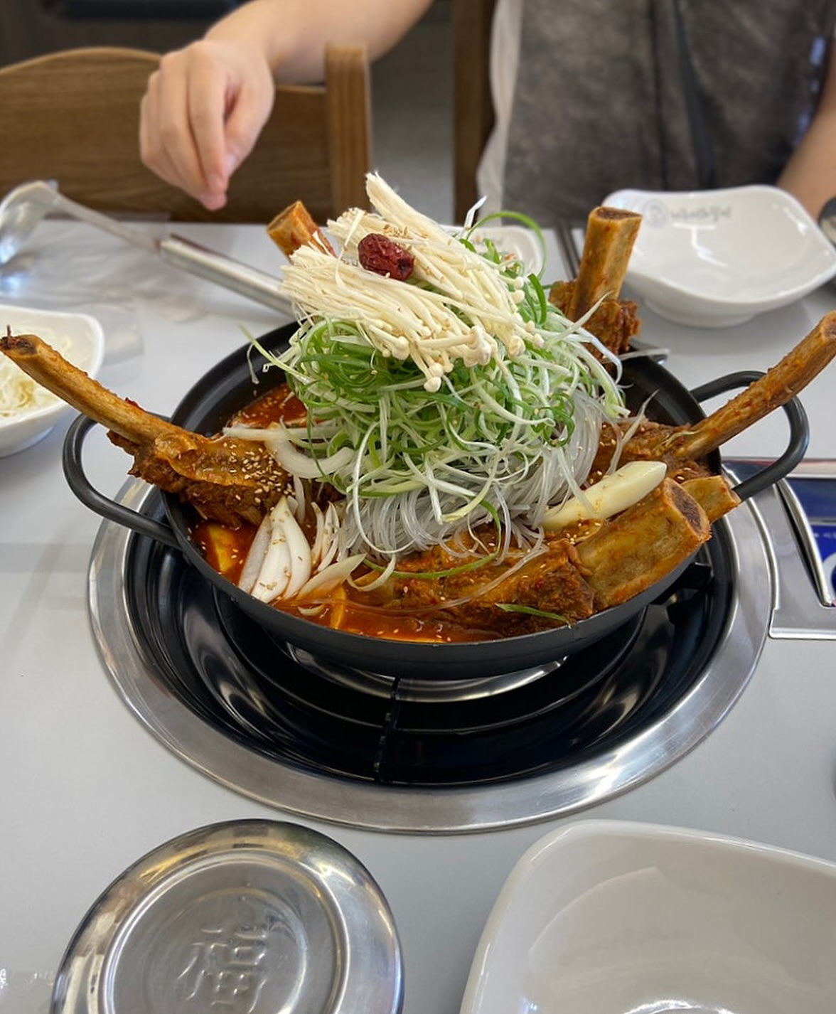 제주 맛집이 울산에 상륙했다지 뭐야? 👀

#제품제공 #협찬

제주 현지 맛집인 제주세화갈비가 병영에 상륙했대요
점심에는 소불고기 정식이 9,900원
아이들과 먹기 좋은 소갈비탕도 있고, 매운 소 갈비찜 주문시 당면과 떡사리가 기본으로 들어있지 뭐예요?

매운 소갈비찜은 매운맛을 3단계로 선택할 수 있었구요
드시다가 매운맛을 추가 요청 할 수도 있대요!
드시다가 육수, 파채 리필 요청도 가능하대요❤️‍🔥

거기다 제주 딱새우를 회, 찜, 구이로 요리 선택 주문도 가능하다는 사실!

병영에서 한라산 한잔 해야겠어요🍶

▪️ 제주세화갈비 병영점 
▪️ 울산 중구 곽남길 6 1층(남외동 436-9) 
▪️ 매일 11:00 ~ 23:00 
▪️ 0507-1391-9312 
▪️ 매운소왕갈비찜 小 49,000원, 中 59,000원, 大 69,000원 
▪️ 제주딱새우 28,000원 
▪️ 세화 소불고기 14,000원