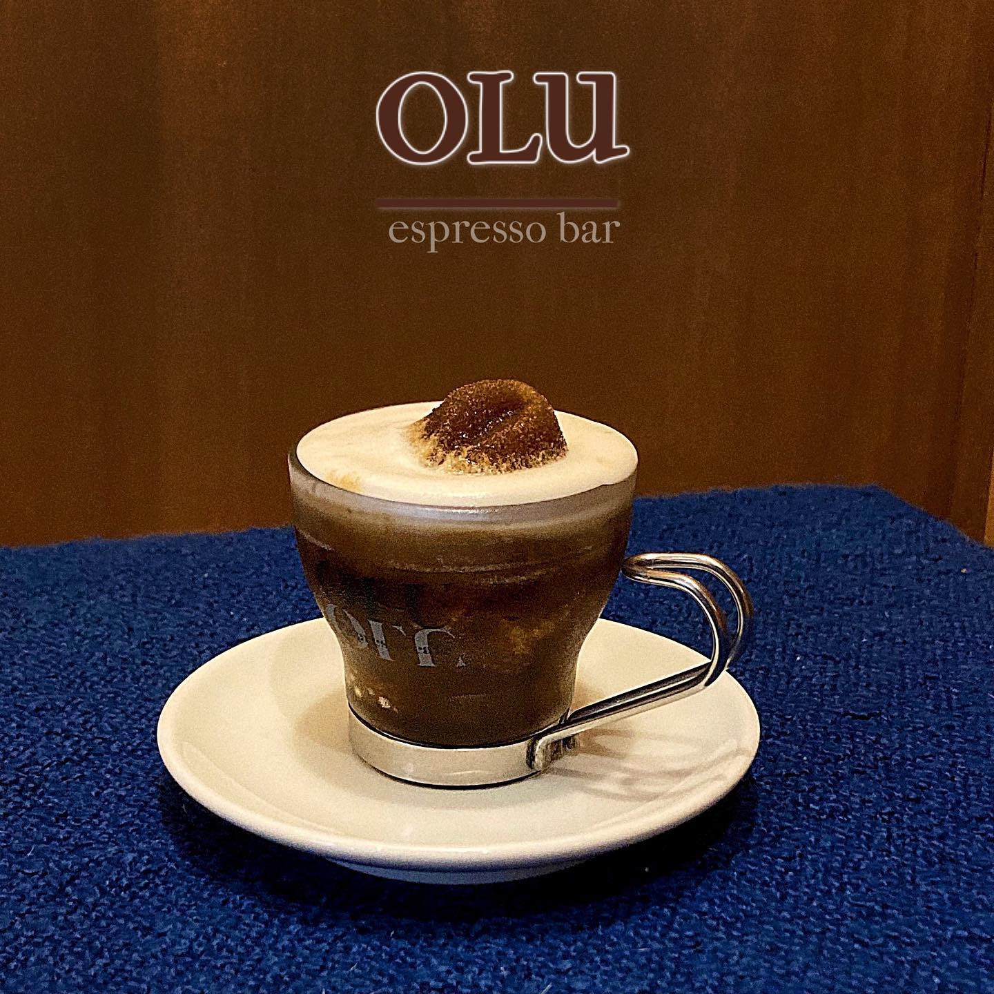 #연남또갈집 

olu_espresso_ 

잠시 쉬어가도 좋잖아요~ 
연남동의 #에스프레소바 

_카카오맵 평점 : 4.8 / 5
_네이버 평점 : X
_개인 평점 : 4.5 / 5
_재방문 의사 : O !!

저는 그라니따을 마셨는데, 커피가 진~~~하고 달콤🖤 지쳐있을 때 한전 호록 마시면 눈인 번쩍뜨이는 맛

참고! 아담한 가게라 90분 시간 제한이 있어요.

#에스프레소맛집 커피러버들이라면 맛을 음미하기 좋을 카페입니다!

덤으로 사장님의 친절한 메뉴 설명🖤