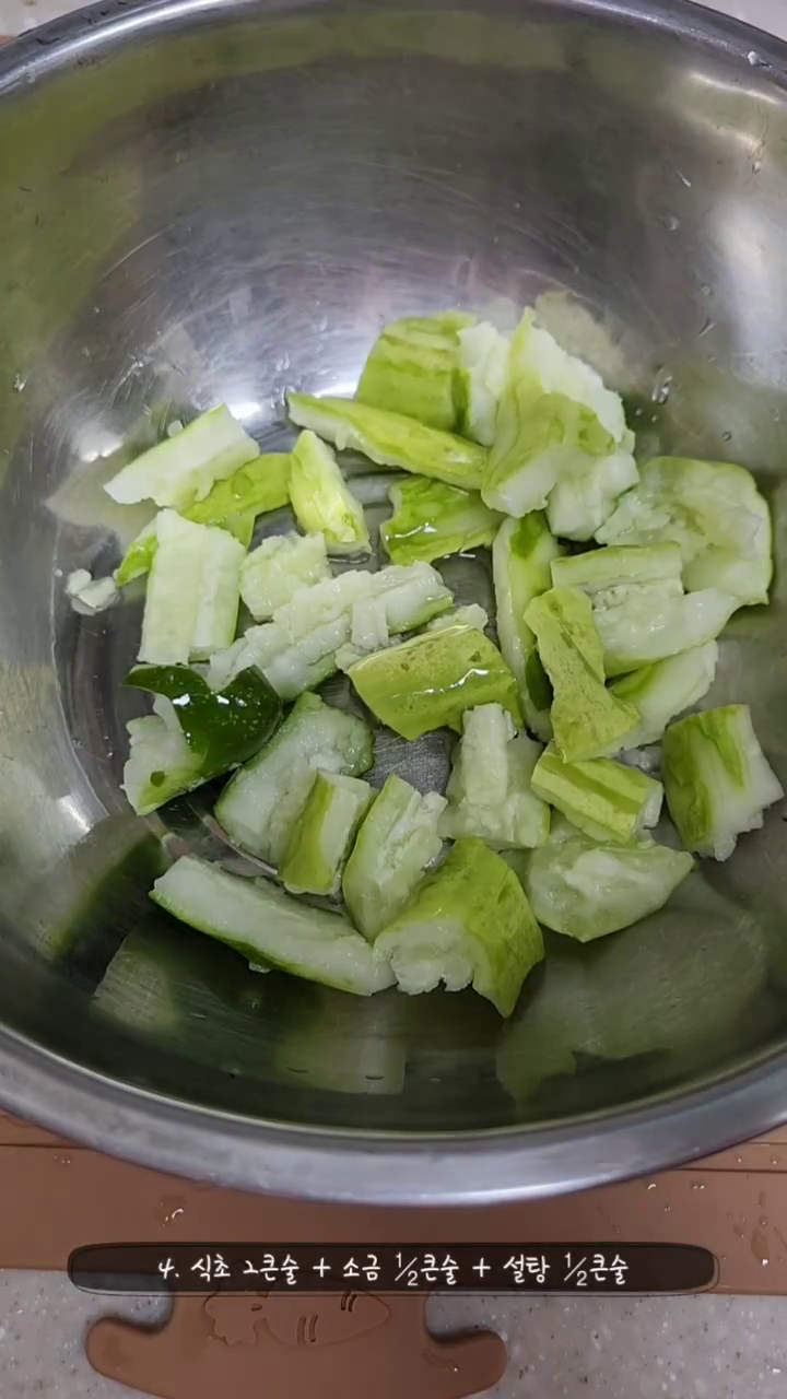 🔪얼레벌레 요리교실
1. 여름철 반찬 🥒오이탕탕이
오이로 초 간단 반찬 만들기 도전!!!!!
-
재료 : 오이 2개, 설탕, 소금, 식초, 다진마늘
-
오이 탕탕 패면서 스트레스 풀리는 요리🤣
방법은 너무 간단한데 새콤달콤 마시따 캬
오이를 줘 패는 건 중국식?
오이탕탕이는 일본 이자카야에서?
모르겠고 얼레벌레 완성🥰
-
#여름반찬 #오이탕탕이 #오이반찬 #오이요리 #초간단반찬 #초간단요리 #레시피 #반찬만들기 #요리왕초보 #얼레벌레요리교실