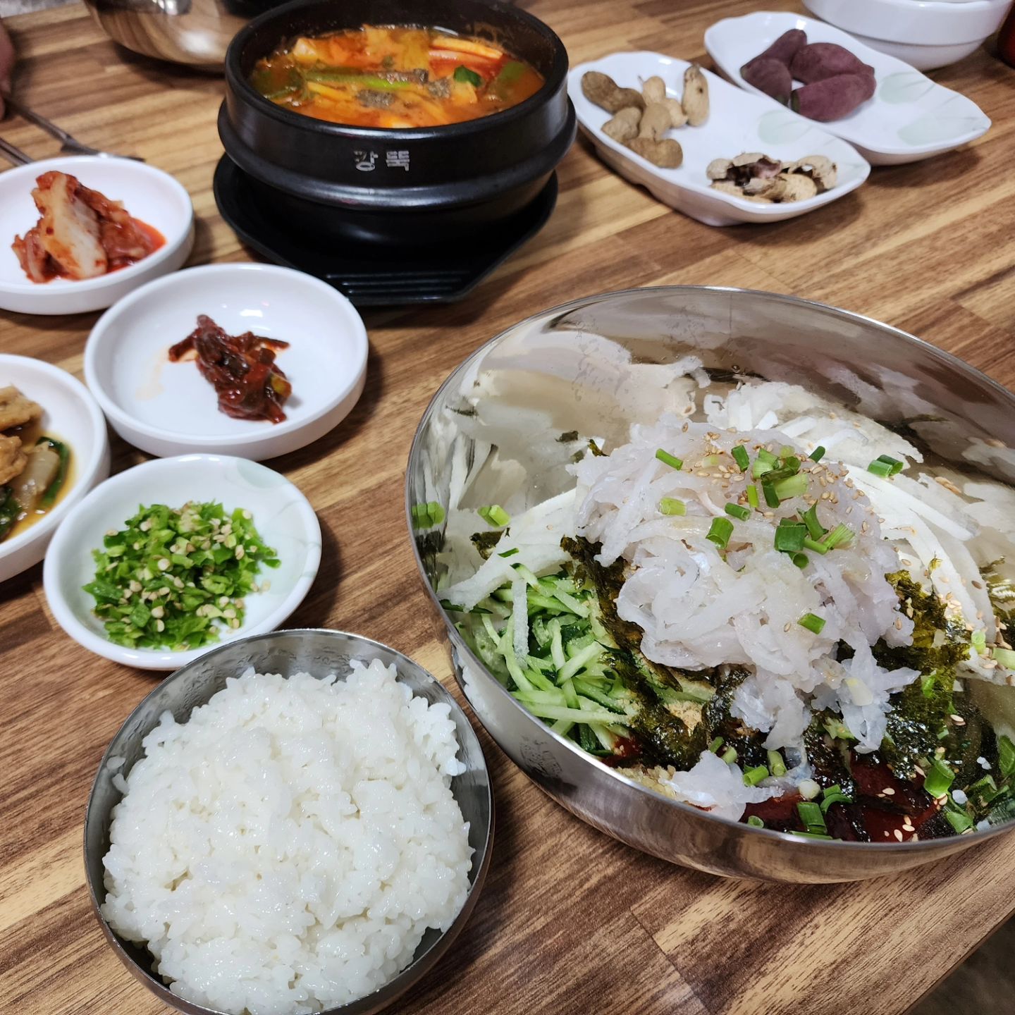 오늘도 회덕후는 단골횟집에서
참가자미물회 먹고왔지유💕

📍구룡포횟집 (대도종합상가)
📍참가자미 물회 15000원

기본찬도 잘 나오고
서비스 매운탕 맛도 장난아니지예〰️

#포항물회맛집 
#포항현지인맛집 
#구룡포물회
#포항이시가리