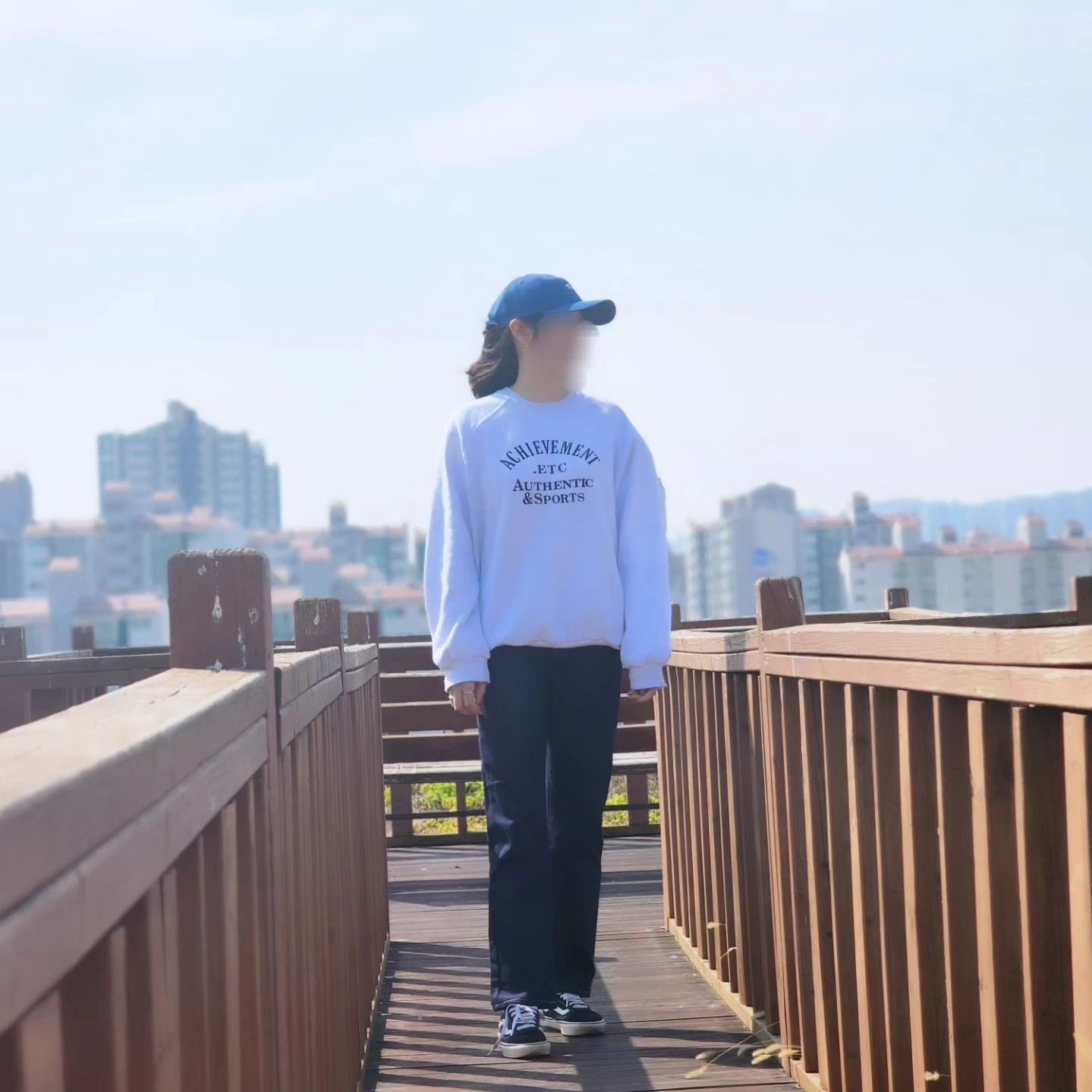 #협찬#여자청바지코디#여성쇼핑몰 
.
.
.
스마트벨류 논페이드 일자 세미 부츠컷 
생지 데님 팬츠는 부츠컷이라 구두에도 
잘 어울리고 운동화에도 잘 어울리는데
저는 평소 운동화를 자주 신는 편이라서
캐주얼하게 소화해 보았어요 

핏도 좋았지만 편하고 두께감도 적당해서 
한겨울 빼고는 사계절 내내 입을 수 있는 
청바지를 찾고 있다면 스마트벨류 
논페이드 일자 세미 부츠컷 생지 데님 팬츠 

👉 색상 : 진청(사진 속 옷), 흑청 
👉 사이즈 : S(55반~66까지), M(77), L(88) 

뱃살이 좀 있는 분들은 한사이즈 업하셔서
입으면 더 좋을 것 같아요!