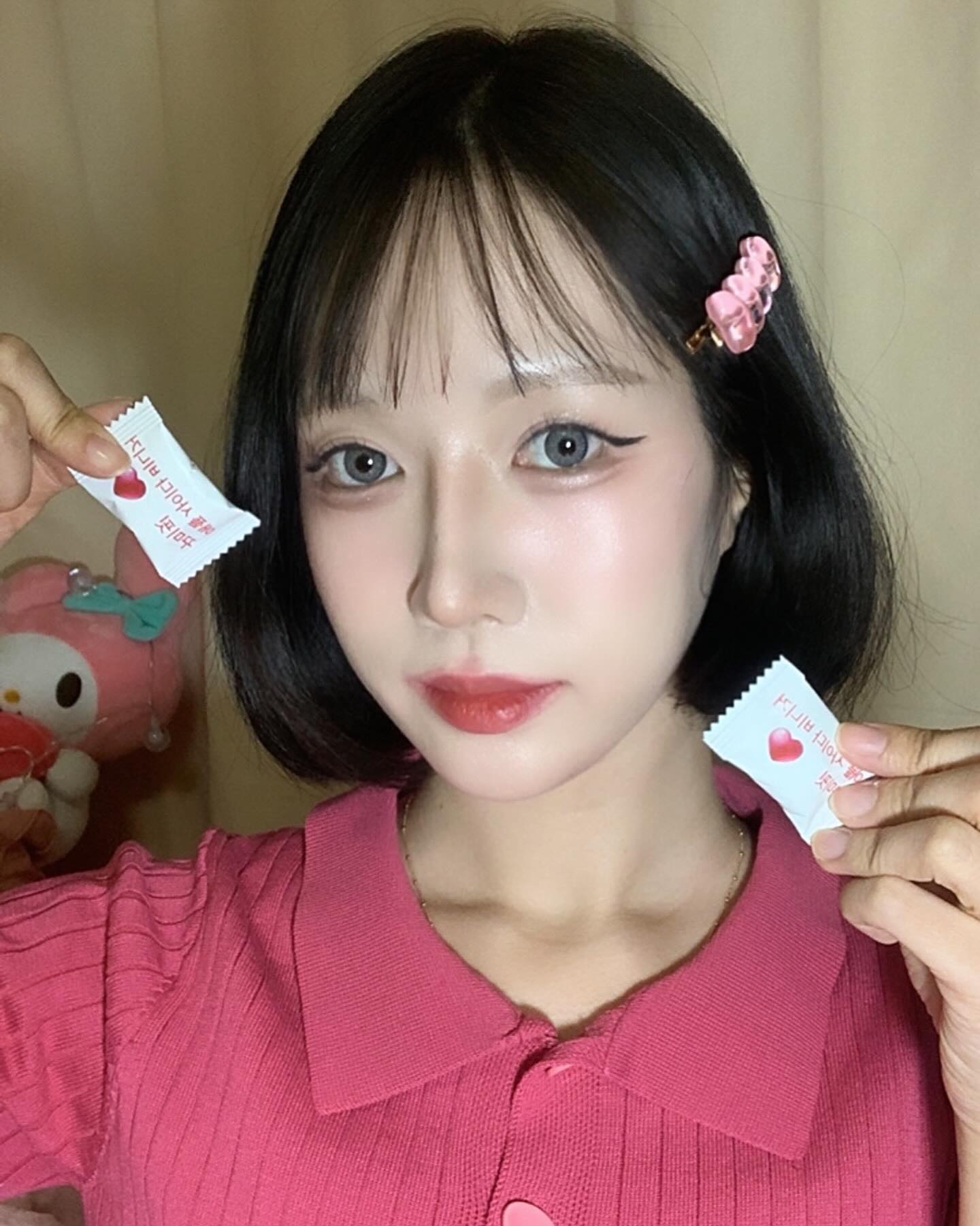 #협찬

🌼 라디메리 애플 사이다 비니거 꾸미핏🍎

♥️ 사과’초모‘식초 400mg 함유 (*일 섭취량 2개 기준)
 └> ’꾸미핏‘은 사과식초 분말이 아닌, 사과’초모‘식초 분말 사용
 └> 사과초모식초는 미국에서 섭취 경험이 있는 사람들 중 87%가 다이어트에 효과적 이라고 답한 다이어트 원료로 대표적인 알칼리성 식품!

♥️ 100% 식물성 비건 구미 (無동물성 젤라틴)
 └> ’꾸미핏‘은 동물성 원료에 속하는 젤라틴 대신, 식물성 성분인 펙틴을 사용한 100% 비건 제품
 └> ’꾸미핏‘은 동물성 젤라틴 특유의 냄새 걱정 없이 자연스럽고 깔끔한 맛 

♥️ 설탕&물엿 無첨가 → 프락토올리고당 2,820mg (*일 섭취량 2개 기준)
 └> ’꾸미핏‘은 값싼 설탕과 물엿 대신, 프락토올리고당 대체 함유

♥️ 위생적이고 간편한 ’개별포장‘ 

♥️ 부담없이 가볍게 먹을 수 있는 칼로리 (1개당 10kcal!!!)

♥️ 사과농축액을 함유하여 남녀노소 맛있게 섭취 가능
 └> 사과초모식초 원료 자체는 식초 특유의 강한 맛과 냄새 때문에 먹기 힘드나, ’꾸미핏‘은 사과농축액을 함유하여 새콤달콤 맛있게 섭취 가능

♥️ 믿을 수 있는 원료별 원산지
 └> 사과초모식초분말: 국산 /  사과농축액: 칠레 /  청사과농축액: 칠레 /  프락토올리고당: 국산

상큼하면서 젤리형태라 먹기 너무 편한 “애플 사이다 비니거 꾸미핏🍎” 젤리를 평소에 너무 좋아하는데 주변에서  파는 젤리보다 훨씬 맛있고 무엇보다 칼로리가 낮은 점이 너무 좋아요!!! 귀여운 하트모양에 맛도 너무 상큼달달하고 다이어트에도 도움되고 개별포장이라 간편하게 들고 다닐 수 있다는 점…♥️ 하루에 두개씩이라는데 10개는 그냥 먹을거 같아요ㅠㅠㅠ🥺

.
.
.

#라디메리 #다이어트간식 #애사비 #비건젤리 #꾸미핏 #radimery #이너뷰티 #다이어트젤리 #애플사이다비니거 #라디메리꾸미핏 #일상 #ootd