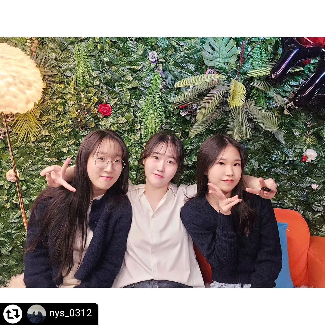 #리그램 - nys_0312
하 이번 진짜 서비스 ㄹㅈㄷ 무슨 11시간 있었는데 1시간처럼 일찍 가냐구요ㅠㅠ 
이번에는 노래방 안 가고 닌텐도wii 했는데 친구들이랑 진짜 재밌게 놀았습니당...
이제 곧 봄 된다곤 노랑색으로 테마 바꾸신 것도 너무 화사하고 예뻣어요..
머리띠같은 소품도 같이 바꾸는 센스 증말ㅠㅠ 사장님이 저한테 해주시는 말 한마디 한마디도 너무 따뜻하구..대화만 하는데도 기분이 좋더라구요.. 정말 생각할 수도 없는 싼값에 넓은 공간 대여해주셔서 뭐라고 감사를 드려야할지.. 새로 같이 간 친구들도 너무 좋아해서 제가 다 뿌듯했습니다!! 다음에 꼭 또 갈게요😍

#게더 #게더파티룸 #파티룸게더 #대구파티룸