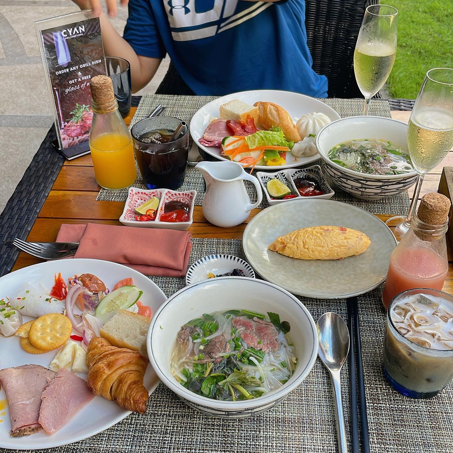 #베트남여행 2일차-1
#푸꾸옥 맛집이 여기네
#살린다리조트 #조식뷔페 
아침 야무지게 먹고 
그림같은 해안선 산책하고
포켓볼 쪼렙의 포켓볼치깈ㅋㅋ