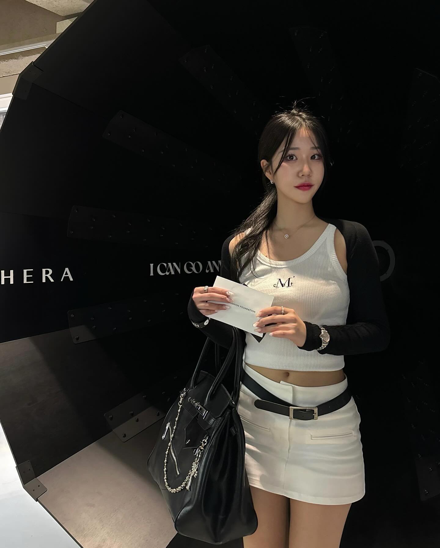 herabeauty_official I CAN GO ANYWHERE🖤
풍선을 받은 사람은 우리가 처음이었던 것….lucky…!

baekch_ 덕분에 편하구 멋지게 구경완료-! 감사합니다!
#헤라팝업 #헤라 #hera #성수동헤라 #팝업스토어