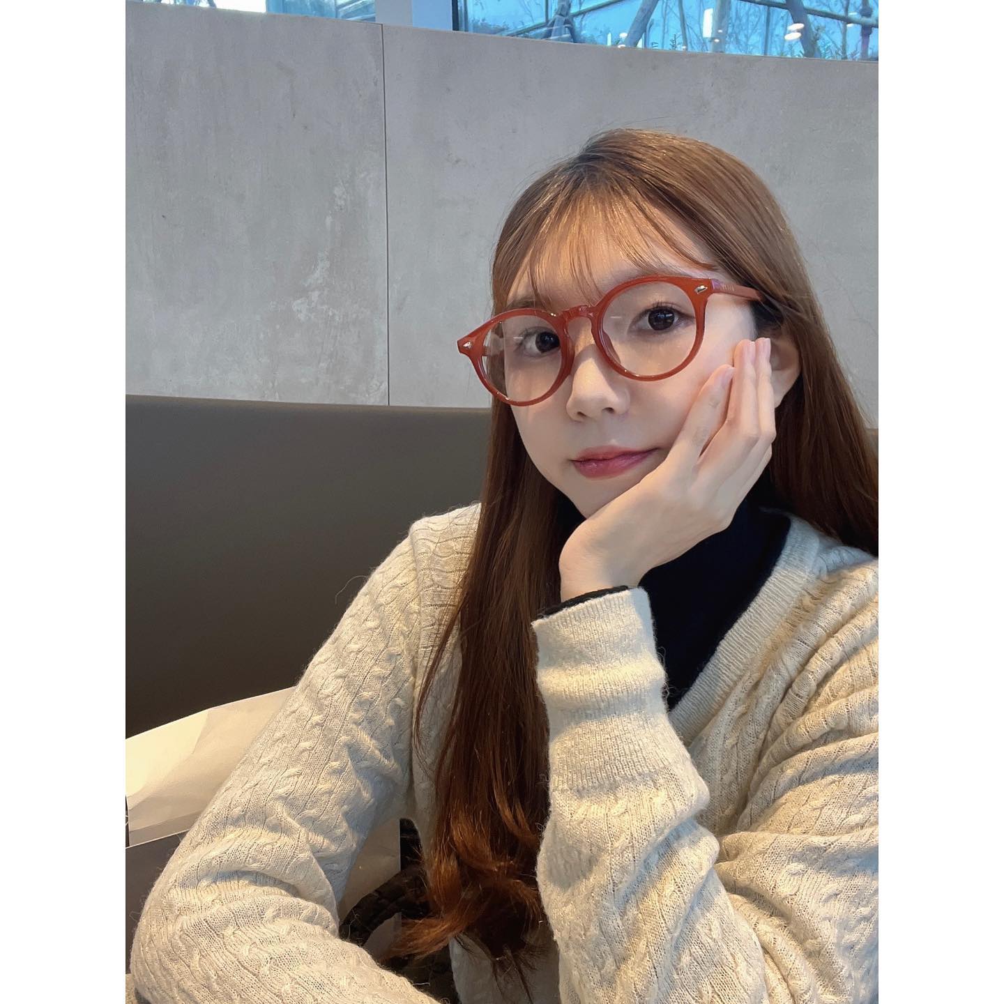 #광고 rieti_eyewear 
안경 쓴 나 어떤데 🤓🧡
안경이 이렇게 가벼울 줄이야-! 

블루라이트 차단이라 눈도 편하고
데일리 안경으로 완전 추천드립니당👍🏻👍🏻
케이스까지 고급져버리기🤭
이제 안경은 리에티로 정착 ~~~~ 🫶🏻
.
.
.
#협찬 #썬구리맛집 #안경테추천 #안경추천 #리에티 #리에티아이웨어 #선글라스 #선글라스추천 #가벼운안경 #가벼운안경테 #블루라이트차단안경 #블루라이트안경 #리에티선글라스 #안경 #리에티안경