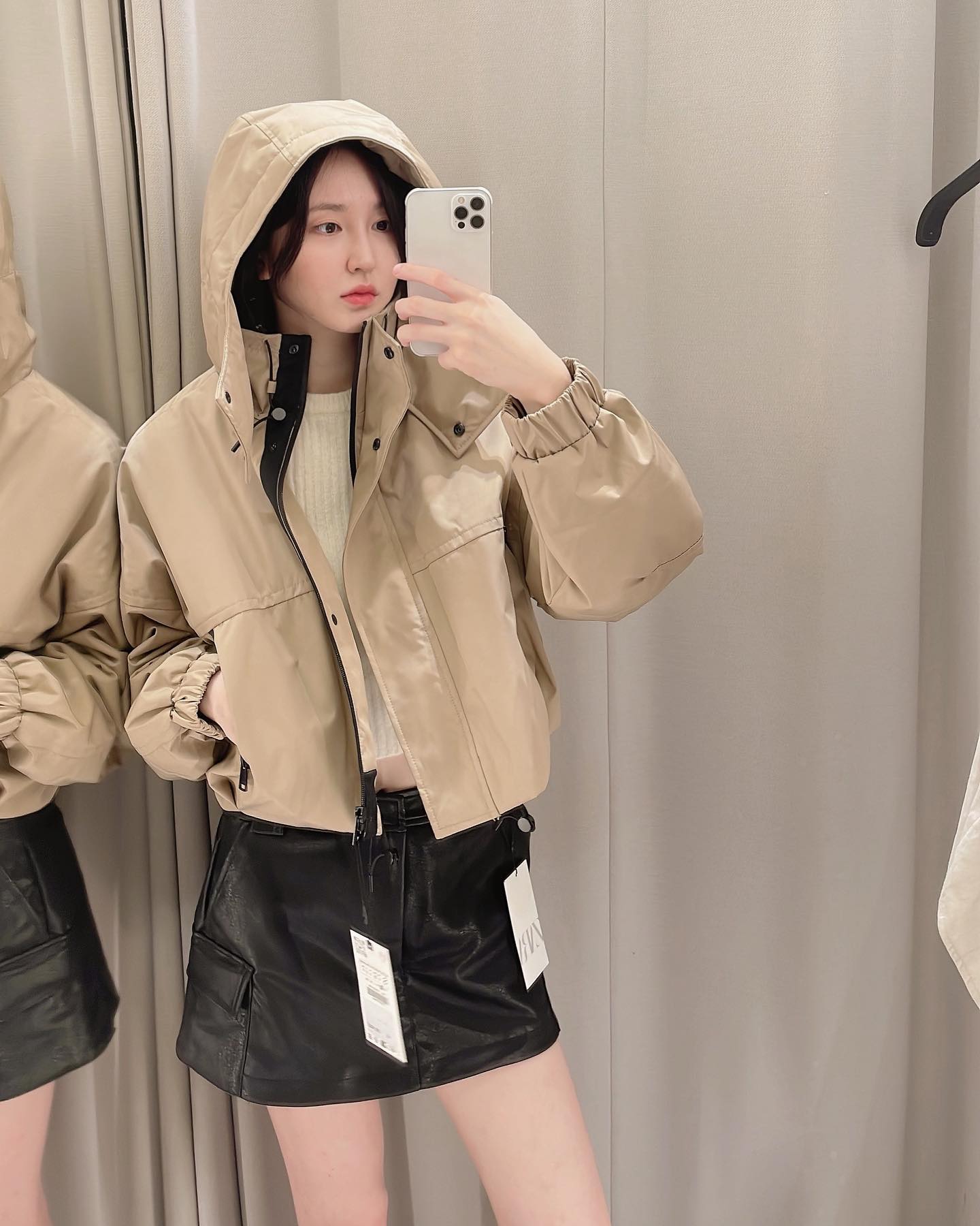 메인사진 바꾸고 싶어서 다시😊
결국 3가지 코디 중 고민하다가 구매한 룩은 과연..?
같은 치마바지 다른 코디🤎