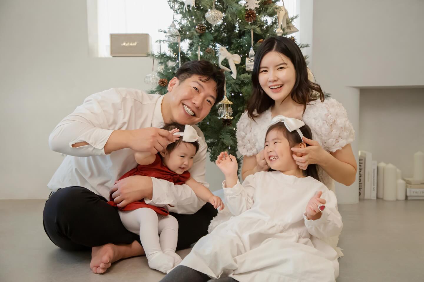 221203 #로지첫돌
우여곡절끝에 겨우건진 가족사진 우당탕탕 그 자체였음. 두번째 로지 사진 미치도록 귀엽고, 평소짓던 웃참표정 그대로 담겨 너어무 사랑스럽다💗 근데 로지야 백설기 맛있었니..?

studiotemptemp