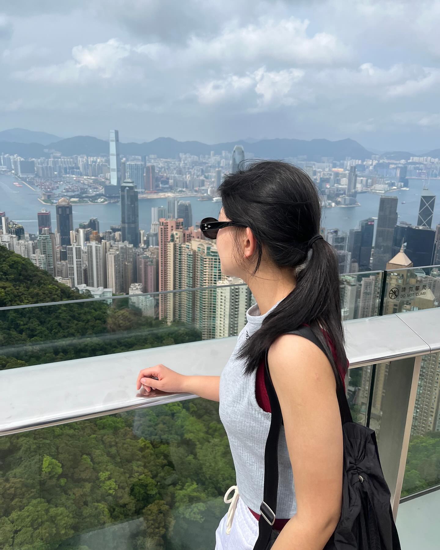 🇭🇰hk 여행기 (1)🇭🇰

항공권이 저렴해 냅다 떠난 홍콩
사진만 봐도 행복해져요🤍

-

📍빅토리아 피크 트램
야경 보러들 가시지만
사람 몰리는 거 싫고 이쁜 사진 찍으러
오후에 방문해도 좋았어요!!
야경은 스타의 거리에서도 볼 수 있으니🥺

📍식스누들
홍콩의 향이 가득 담긴
우육면과 완탕면...
저는 개인적으로 비추드립니다🙂‍↕️
향에 민감하시지않는다면 추천!

📍스타의 거리
야경 맛집...♥️

📍란퐁유옌
무조건 따뜻한 밀크티로!
치킨 볶음면 시켜드세요..!!
개인적으로 프토보다 맛있었어요🤍
(청킹맨션 옆 에스컬레이터 타고 
지하로 내려가세요!)

📍소호 베이크하우스
운좋게 적은 웨이팅으로 사먹었어요!
엄청나게 맛있지는 않지만...
안먹으면 서운한 느낌

📍홍콩역 팀호완
정믈전말 맛도리....
찾아가는 길이 어렵지만..
넘넘 맛있어서 추가주문까지..😗