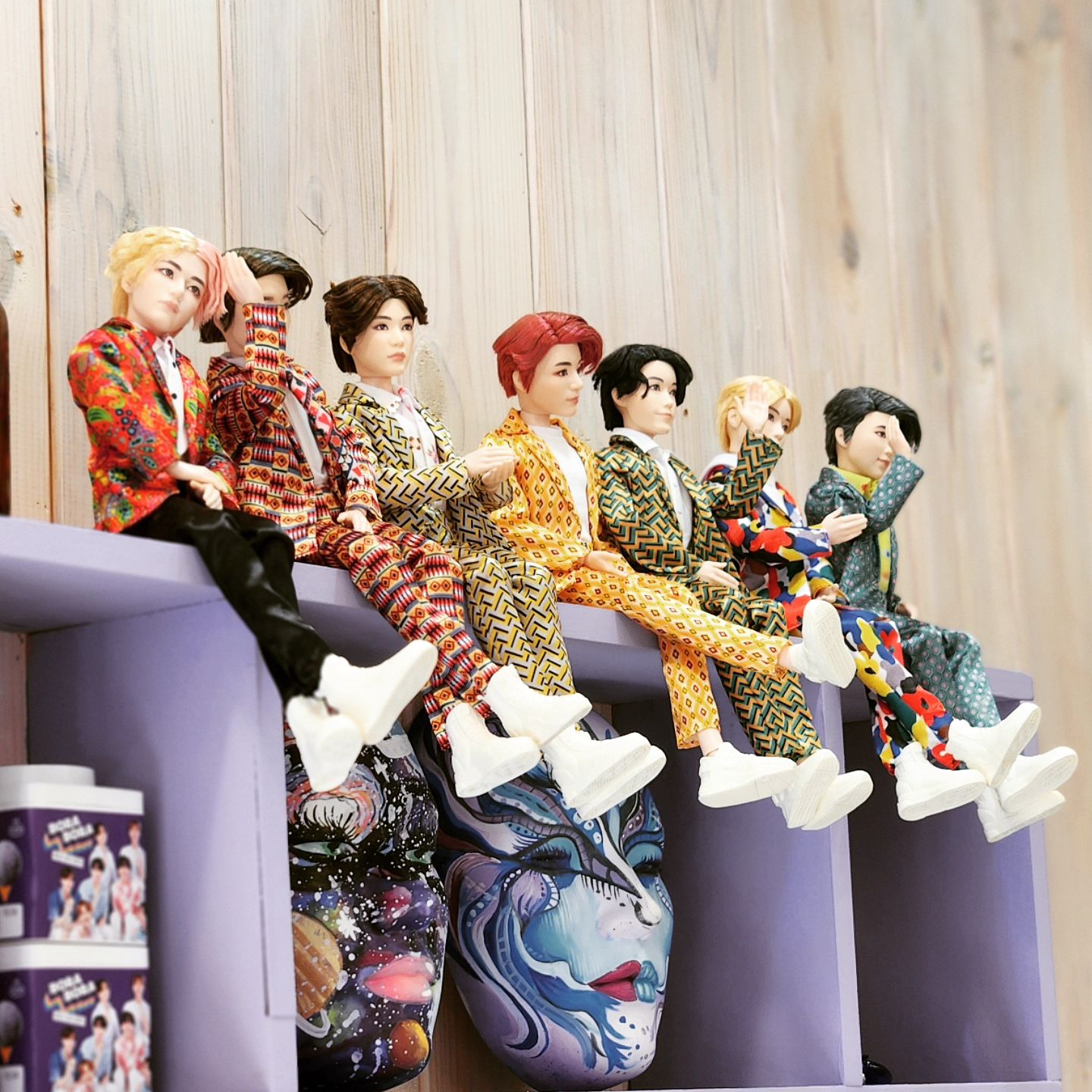 우울의 늪에 빠져 무기력할때
친구는 #방탄소년단 덕분에
지옥같은 시간을 견디고 위로를 얻고
지금은 치유가 되었다고 한다

나는 초창기 #무한도전 을
보고 또보면서  넋놓고 혼자 정신나간듯
웃으면서  견뎠는데 말이지.

위로가 되는 무언가가
있어서  정말이지  다행이었던 시간.

그러니 너도 혼자만의 시간이
막막하지 않기를..

무언가 너의 시선을 붙잡고
꽤 많은부분을 차지하게 될테니
그땐 꼭 붙잡고 잘 버텨주기를..

내가 10000분의1 만큼이라도
필요가 된다면 기꺼이 ...

#그래서나는연예인이좋다
#만나지않더라도서운하지않잖아
#결국힘내자는말