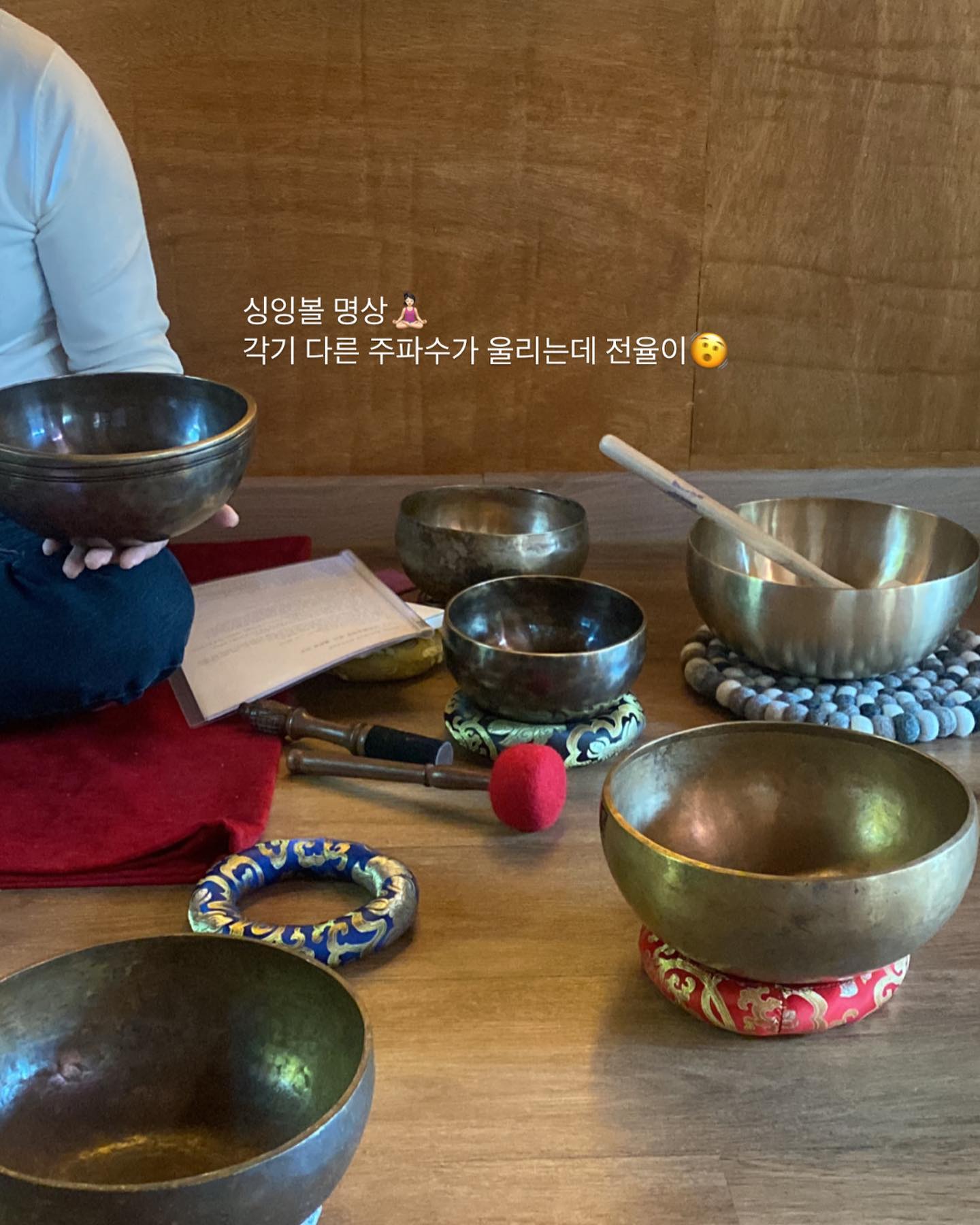 들쭉날쭉한 삶을 그러려니 ~~하고 무던히 받아들이는 게 나에겐 왜이리 어려운 걸까 
요즘 들어 부쩍 자연을 많이 찾는다. 그렇다는 건 마음의 쉼이 필요할 때, 눈물도 많아졌고 내가 지쳤다는 증거이다. 최근들어 섬세하고 예민한 감수성탓에 사소한 파동도 나에겐 길고 깊은 파장으로 다가오는 것 같다. 나에게 맞는 주파수를 찾고 이러한 과정 또한 무던히 흘러보낼 수 있을 때까지 <<

/\/\/\/\/\/\/ 이렇게 말고
~~~~~~ 이렇게 살아보자
이럴 땐 요가나 명상이 도움이 꽤 되는 듯 하다 🧘🏻‍♀️