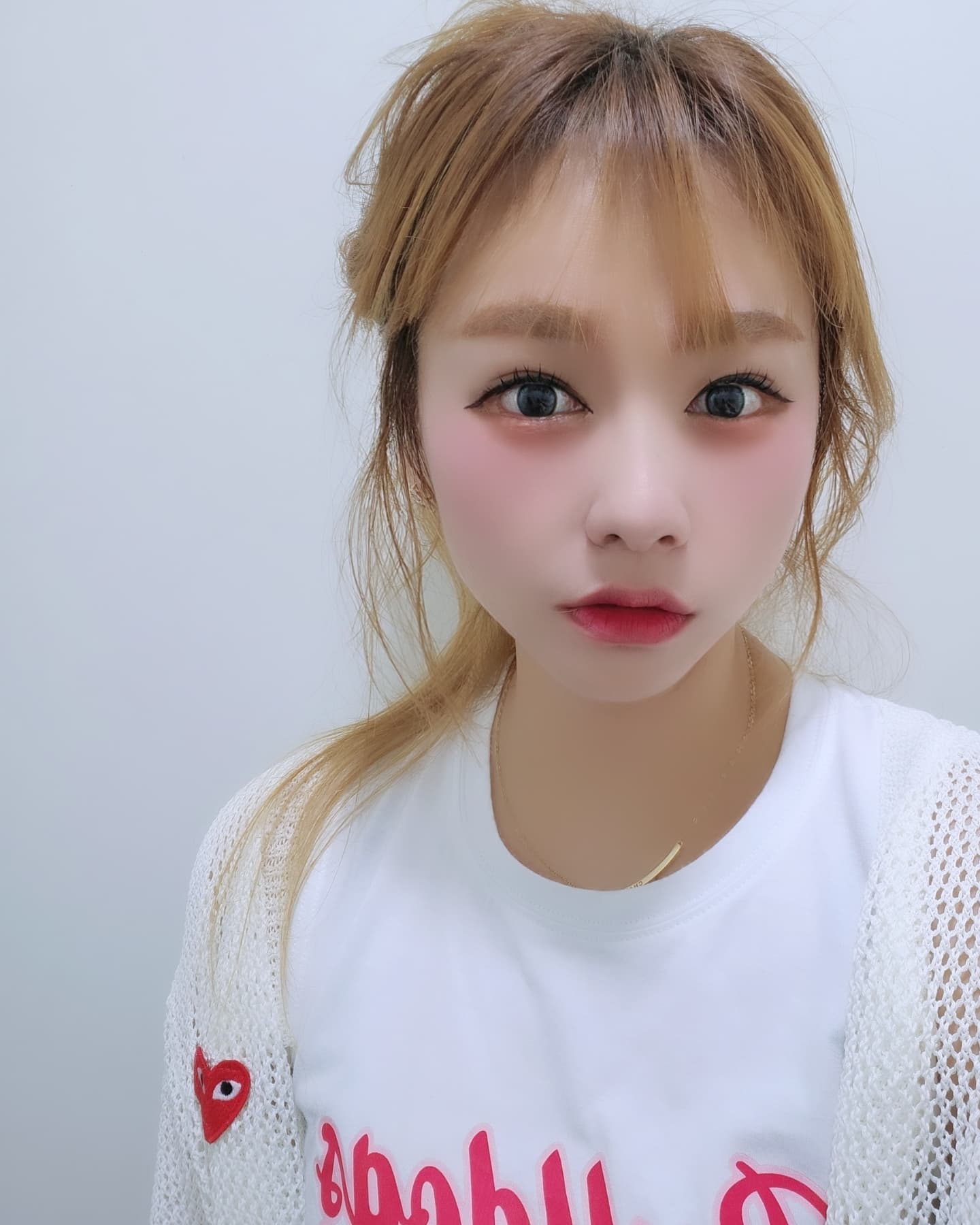 간만 셀카..

넘 뿌염이 시급해서 
집가자마자 뿌염햇지만 망했다ㅋㅋ

예전 톤다운할염색약을 썻네., 
위와 아래가 다른 나의 뿌염ㅋㅋ

에이! 일주일뒤 다시 염색해야직ㅋㅋ

#셀카 #어쩌다 #톤다운 #망했다 #염색 #일상 #일하면서셀카 #데일리