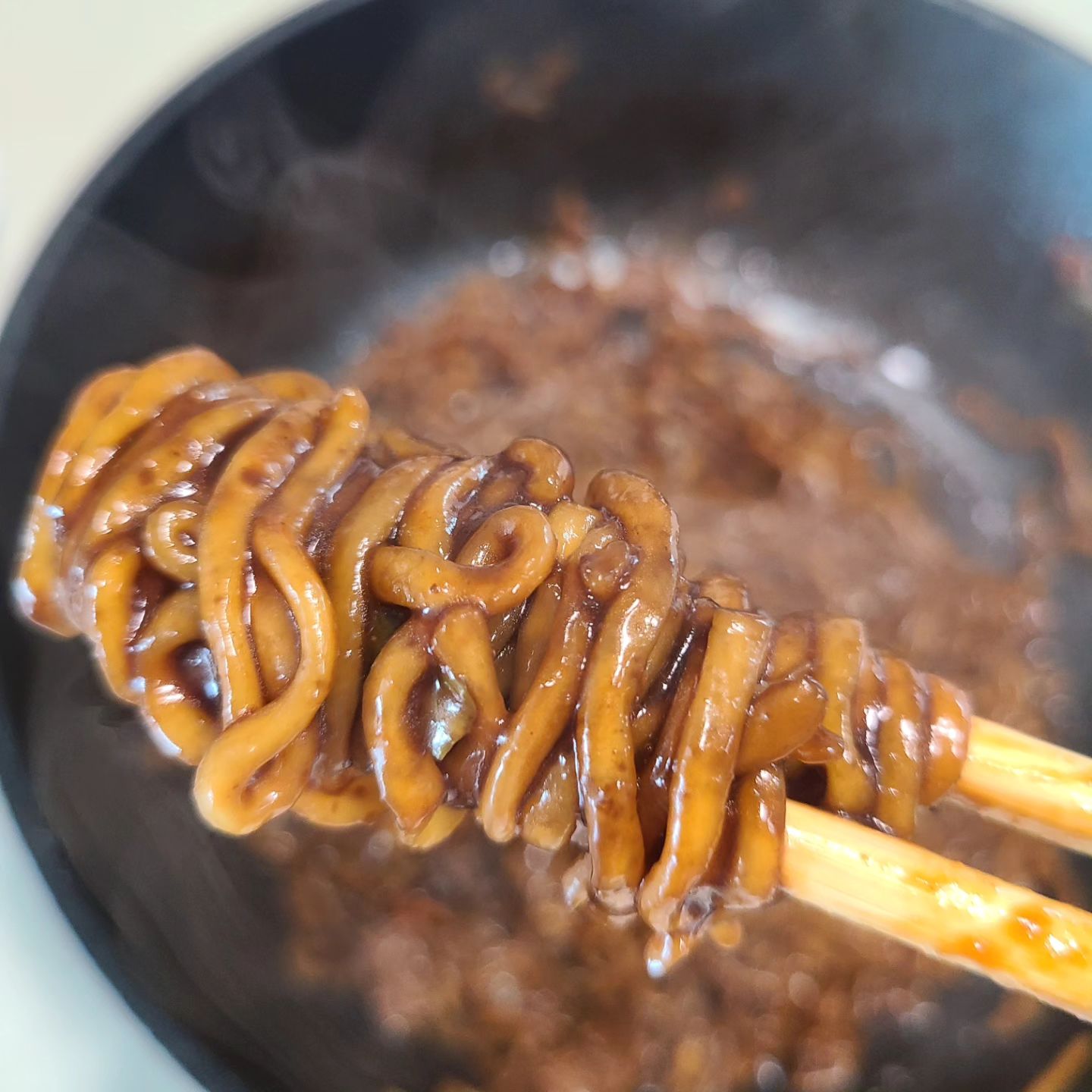 #짜파게티더블랙 #짜파게티
#건면라면 #고칼슘라면
#짜파게티신상
🍜
일반 짜파게티보다 맛있긴 함
양은 좀 적음
맛도 좀 더 고급져졌음
후레이크 고기 커졌음
중화요리 맛이 살짜쿵 있음
맛있음!!