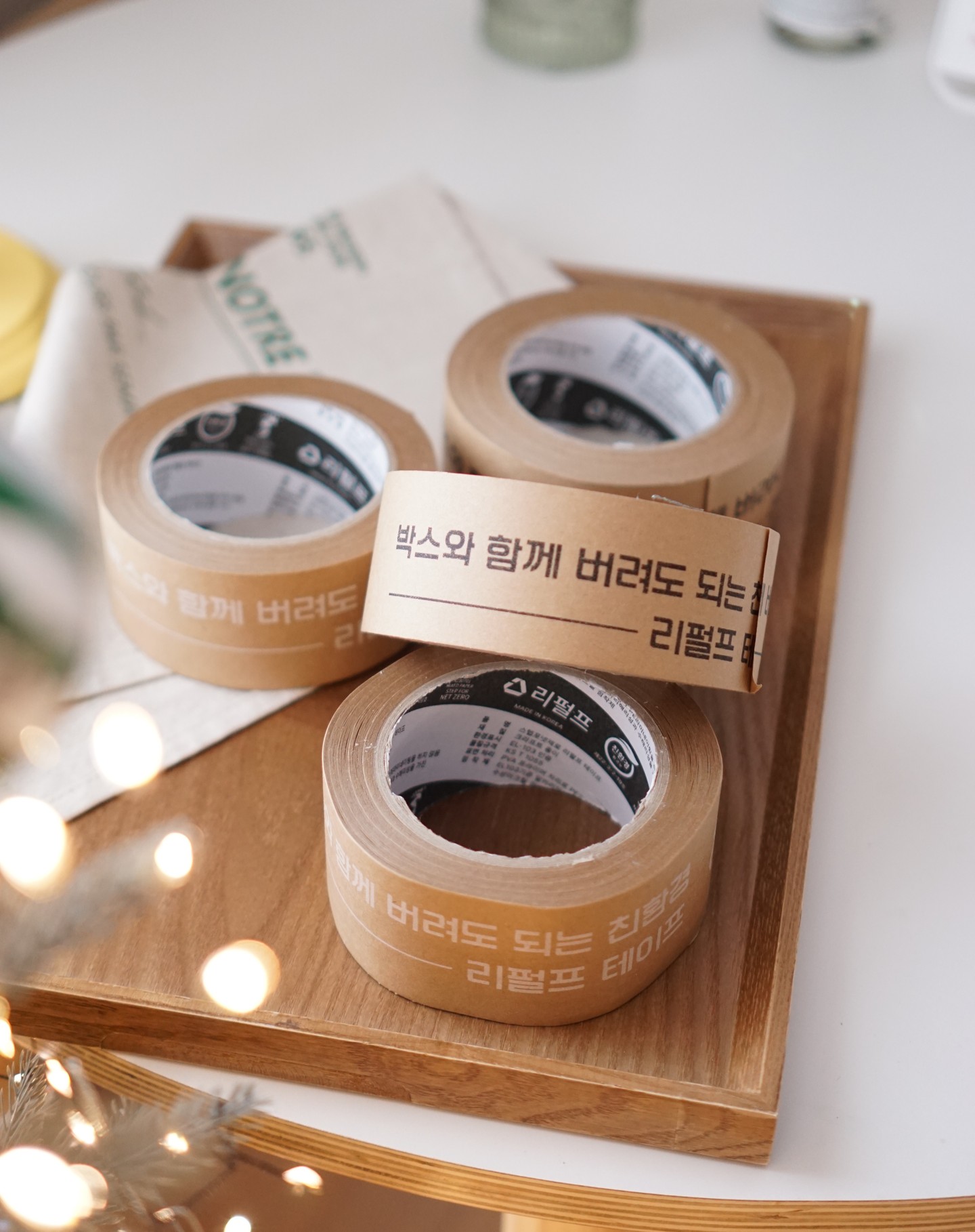 협찬> 🚮환경에 진심인 편이라 정말 열심히 분리수거도 하는 편인데 택배 올 때마다 덕지덕지 붙어 있는 OPP테이프 뗄 때마다 헉!하거든요.

환경을 위해 "100% 종이"로 재활용이 가능한 스텝포넷제로 리펄프 테이프 사용하기로 해요!

스텝포넷제로 리펄프 테이프는 제조시 유기용제를 사용하지 않아 "100% 종이"로 재활용이 되는 친환경 제품이에요.
💦물에서 점착제가 분리 용해되는 수해리성 제품이라서 다시 펄프로 재생되는 과정에서 방해 요소 없이 100%재활용이 가능하다는 거!

접착력도 좋아서 고중량 박스에도 사용 가능하고요.
붙이고 자를 때 가위나 칼 없이도 손으로 쓱 자를 수 있어서 넘 편하더라고요.
분리수거할 때도 일일이 떼지 않고  박스와 함께 배출해도 되니 넘 편하답니다.

환경을 위해 "스텝포넷제로
리펄프 테이프"로 바꾸자구용~🤗

구매는 👇https://www.11st.co.kr/products/6384219900

#리펄프테이프 #친환경박스테이프 #친환경종이테이프 #환경인증테이프 #수해리성테이프 #수해리테이프 #물에녹는테이프 #친환경포장 #친환경제품
#친환경종이점착테이프 #종이테이프 #박스테이프 #환경표지인증 #환경표지인증제품 #환경표지인증포장 #EL103 #EL103인증 #스텝포넷제로 #재활용률100% #알칼리해리 #친환경포장재 #재활용성 #자원순환성 #환경오염저감 #탄소저감포장