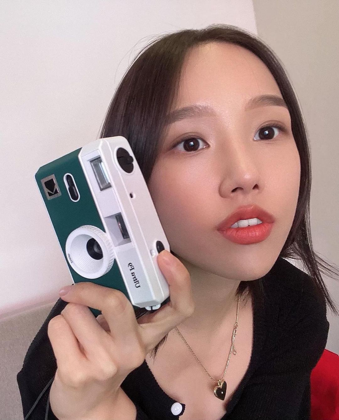 정이연 on Instagram: “#협찬 #kodak #F9 클래식한 디자인이 너-무 이쁜 코닥 F9 아기자기하고 가벼워서 장난감 같지만 진짜 카메라 📸 필카라 살짝 긴장 했는데 사용법 초간단하구요 소품용으로