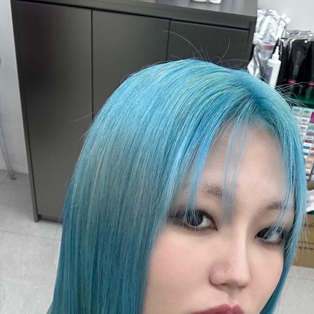 Curie 큐리 on Instagram: "정말 끝이 없는 특수염색의 세계🩵 이번엔 유키쌤과 함께 넘나 쿨한 오션블루(내 맘대로 부르기) 컬러로 진행했습니당◡̈ 컬러도 디자인도 고민이 넘 많았는데, 헤어