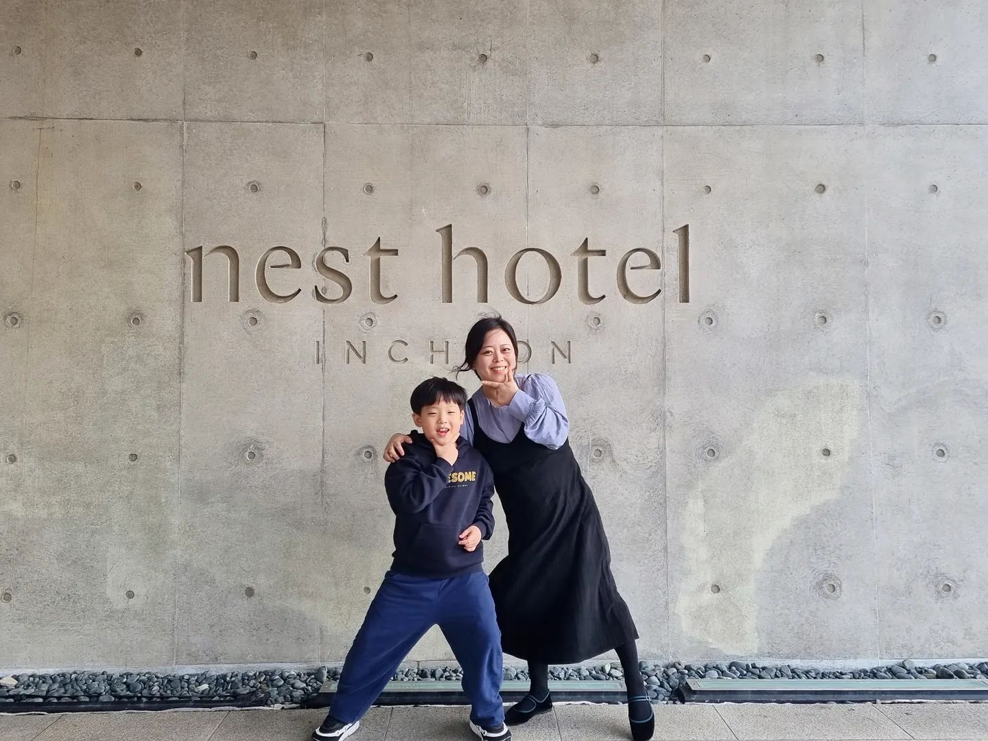 *
우리 결혼식 마치고 신행 가기전에 남편이 깜짝으로 예약해둔 
난생 처음 보는 고오-급 리무진 타고 갔던 네스트 호텔 :)
리무진 신기하다고 호들갑떨며 사진 몇장 찍고 둘다 코골며 갔던🤣
이번엔 그곳에 주안이도 함께가서 더 특별했다-
여보가 하루 전날 급 예약하고 간거 치고 늠나 행복했음🩵

#네스트호텔