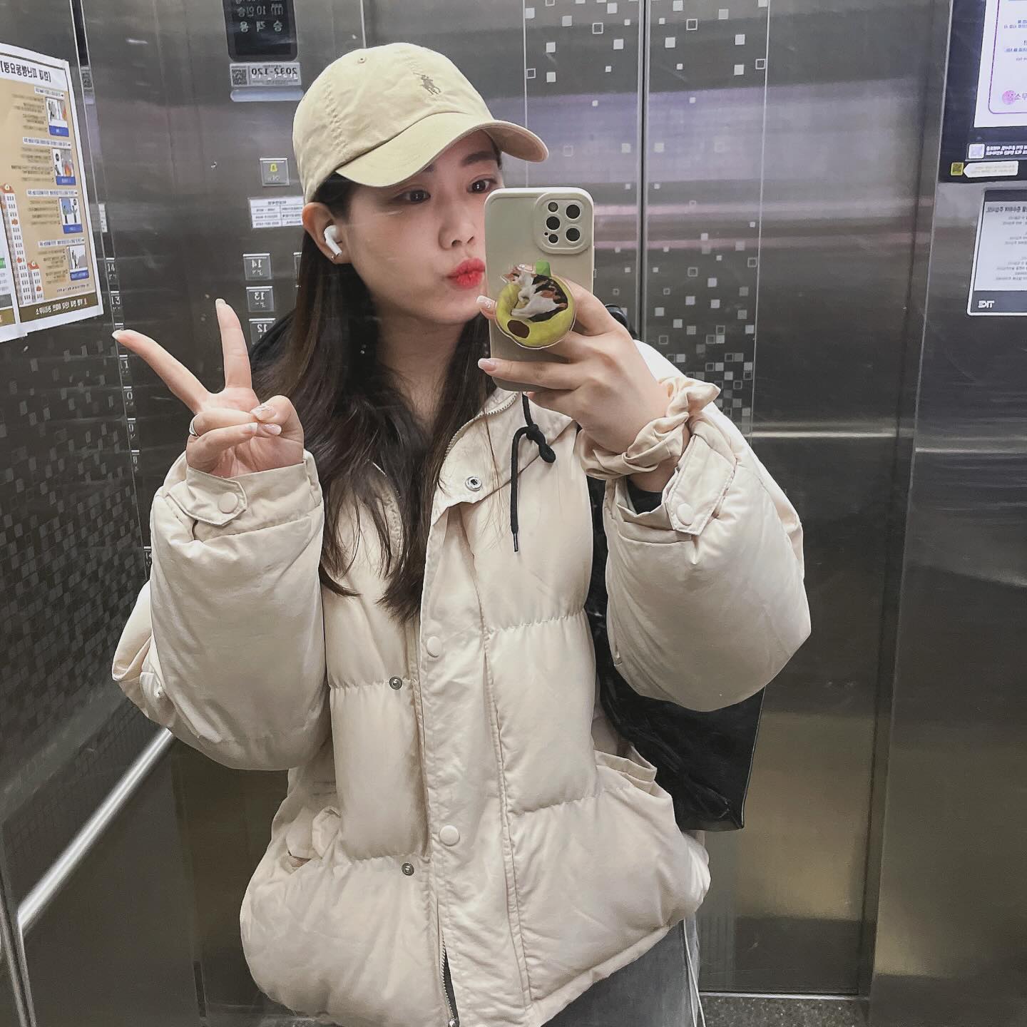 다시 일상 복귀 ! 🩵
연휴동안 맛난거 너무 잘먹었다!

그나저나 사랑니 발치 후
2주동안 운동 쉬었더니 
온몸이 난리난리.... 😭

부기도 다 빠진줄 알았는데
아직 조금 남아있는지 연휴에 만난 사람마다
벌에 쏘인 강아지짤 아냐고 물어봤다:)...
남은 것도 남은건데
근육 뭉친건 언제 다 풀려... ㅠㅠ