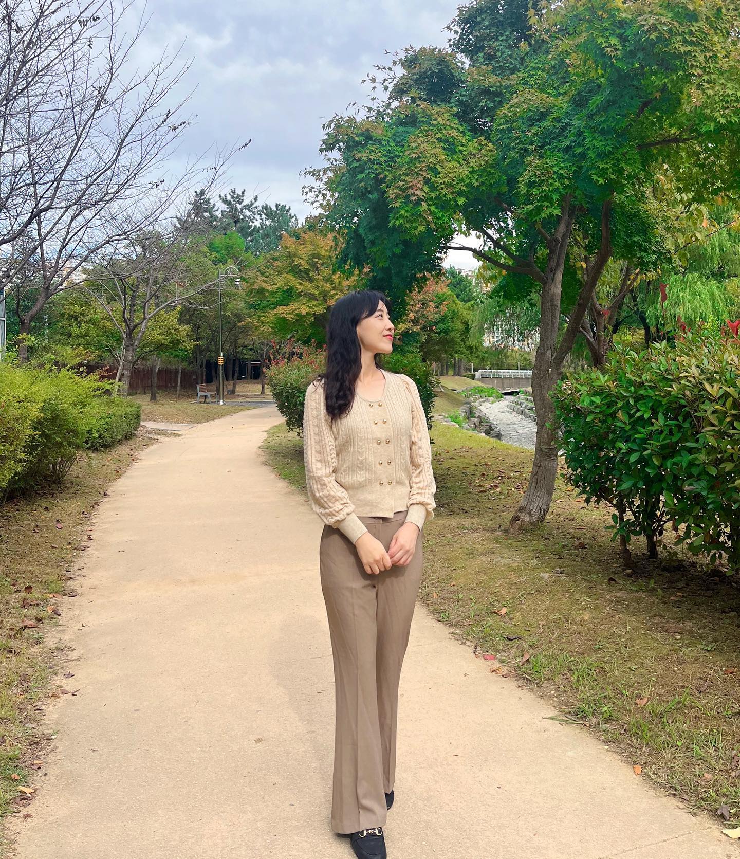 #협찬 clicknfunny_official 
클릭앤퍼니 옷은 항상 대만족이지만 ♡
초초초 예뻐서 푹 빠져버린 레이스 시스루 니트…🧶
엣티버튼 퍼프니트 요즘 최애에요💕

골드 버튼으로 고급스럽고 소재도 엄청 부드러운데다
팔 부분은 레이스 시스루 소재로 여성스럽고 여리여리한 느낌 ◡̎
가을데이트룩으로 딱이지 않나요??🍁🍁

#클릭앤퍼니 #가을신상 #가을데일리룩 #데일리룩 #가을 #30대 #40대 #여성의류 #니트 #니트코디 #코디샷 #데이트룩 #시스루니트 #오오티디