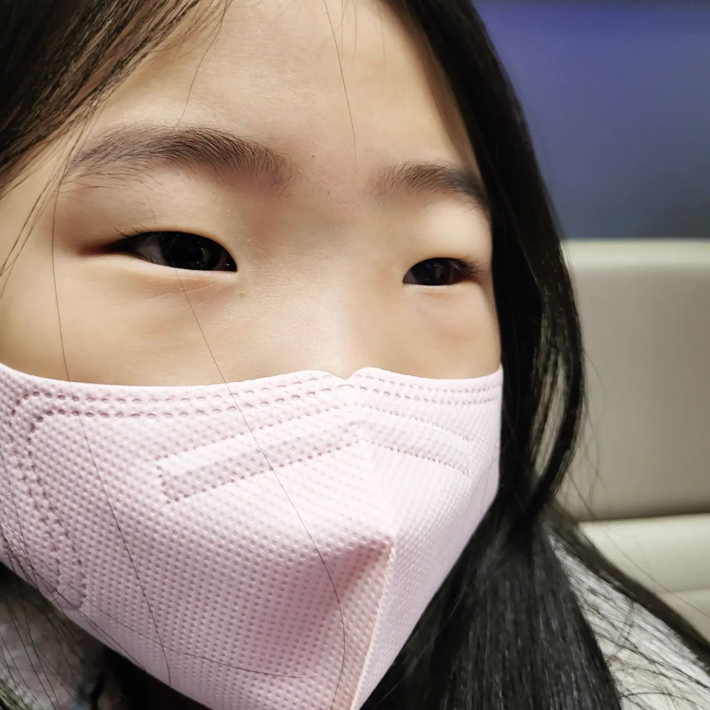 +2123d

이게 무슨 일이야ㅜ
어제 밤에 눈도 붓고
너무 가려워하면서
목에 귀에...발목 등 알레르기가 올라옴ㅠ

눈과 목이 너무 심해서
응급실행

가는동안 많이 가라앉아서
주사는 안먹고 약만 받아왔다ㅠ

병원 가는길에 무섭다고 바들바들 떨어서
카시트 조수석으로 옮겨서 손 잡아주고 토닥여주면서
다녀왔다.

며칠 갈거라고 ㅠㅠㅠ 원인이 뭘까ㅠ

#서울아산병원 #응급실 #알레르기 #아프지말자