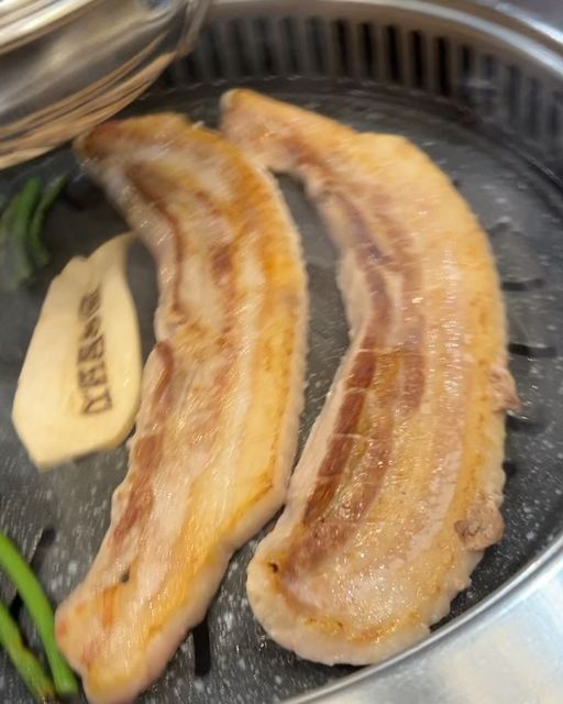 @hope00730 on Instagram: "#광고 지만 동탄 회식집 강추 새로 리뉴얼한 숙달돼지 화성동탄점! 회식하기 좋은 깨끗하고 넓은 인테리어 삼겹살 주문 시 함께 나오는 마늘쫑이 존맛탱,,🤤 차돌 된찌/