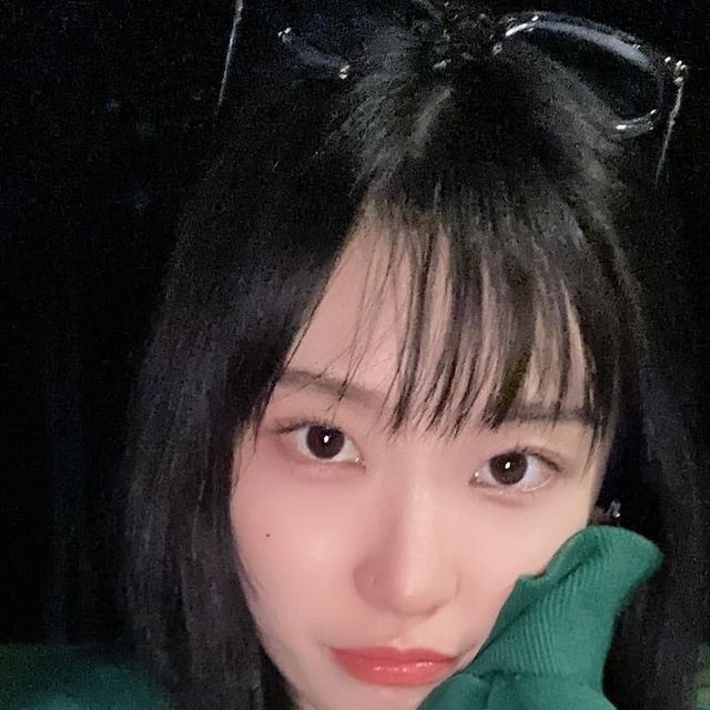 윤정 | hush on Instagram: "#광고 캐주얼 하게 일상복으로 입을 수 있는 맨투맨 !𝟶! 남여 공용이라 커플룩으로도 딱 💚 고품질 원단을 이용하여 국내 자체 제작 👕면 73% + 폴리 27% !! #스탠다드