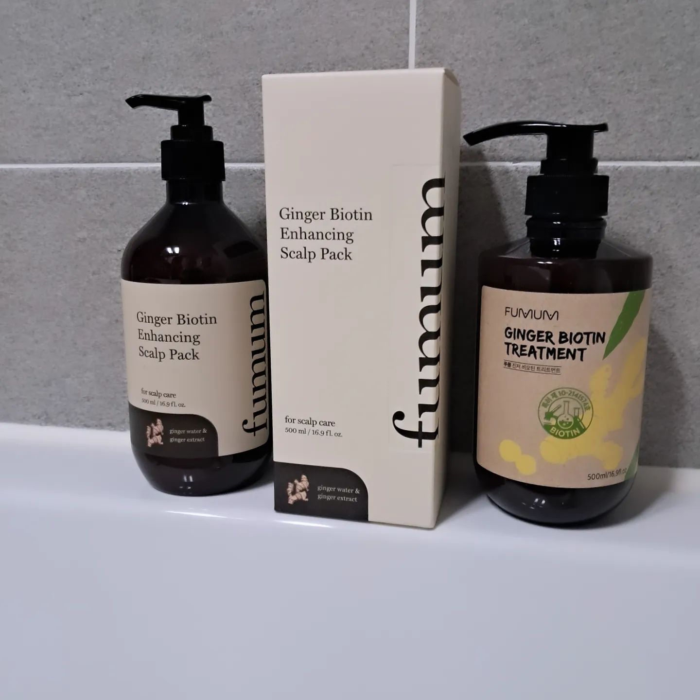 #협찬 푸믐 진저 비오틴 인핸싱 스칼프 팩 500ml + 푸믐 진저 비오틴 두피케어 트리트먼트 

🚿🫧모발이 엉키고 푸석하신분들에게 강추 하고픈 스칼프팩과 트리트먼트예요 한번만 사용해도 왜이렇게 부드럽냐 ~놀래거든요 😏👍
🚿🫧모발 속 LPP 저분자 단백질이 깊게 스며들어서인지 두피는 촉촉하고 모발은 부드럽게 관리할수있는 제품이구요 늘 사용할때마다 대만족 💯
🚿🫧두피까지 바를 수 있고 열감을 낮춰주며 일정한 온도를 유지시켜주는 수딩 쿨러가 함유 되어 있어 두피 케어에 아주 제격이예요 !
특히 머리길이가 길면길수록 얇아지고 푸석해지는데 윤기 관리까지 요런 팩 은 강추죠 !!
🚿🫧생강 추출물이 함유되어 있어 향에 대해 걱정했던 시간이 아까울 정도로 기분 좋은 플로럴 머스크향이 하루종일 지속돼서 기분까지 넘좋아지는 스칼프팩 요건 꼭 써보세요 추천 추천합니다 ~~♡♡

➡️푸믐 공식 네이버 스토어 (https://smartstore.naver.com/headein/products/8294433489)

#헤어트리트먼트#두피팩 #트리트먼트추천#진저트리트먼트 #비오틴트리트먼트