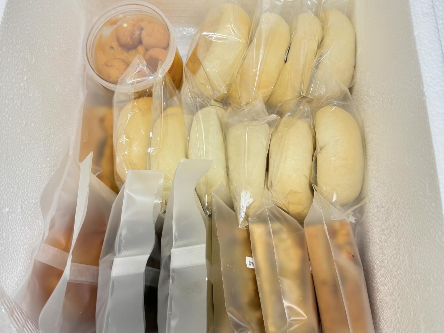 .
우유 버터 계란 등 동물성재료나 첨가물이 들어가지 않은
건강한빵 찌니빵공장!
빵순이이지만 빵도 건강하게 먹는다규😆
빵을 먹고 이렇게 속이 편안할 수 있나? 싶을 정도로 편하고
크림빵은 얼렸다가 먹으면 샤베트같고 
크럼블은 식감이 포슬포슬 
쌀파운드는 식사대용으로 딱이다.
떠먹찌니 요거요거 진한 치즈행 가득 요물이다 🥰
찌니빵공장 빵은 금방 질리는 달디달고달디단 맛이 아닌 
건강한 맛이라는거!👍

#찌니빵공장 #비건베이커리 #비건빵집 #내돈내산 #빵 #빵순이 #건강한빵 jjinibread
