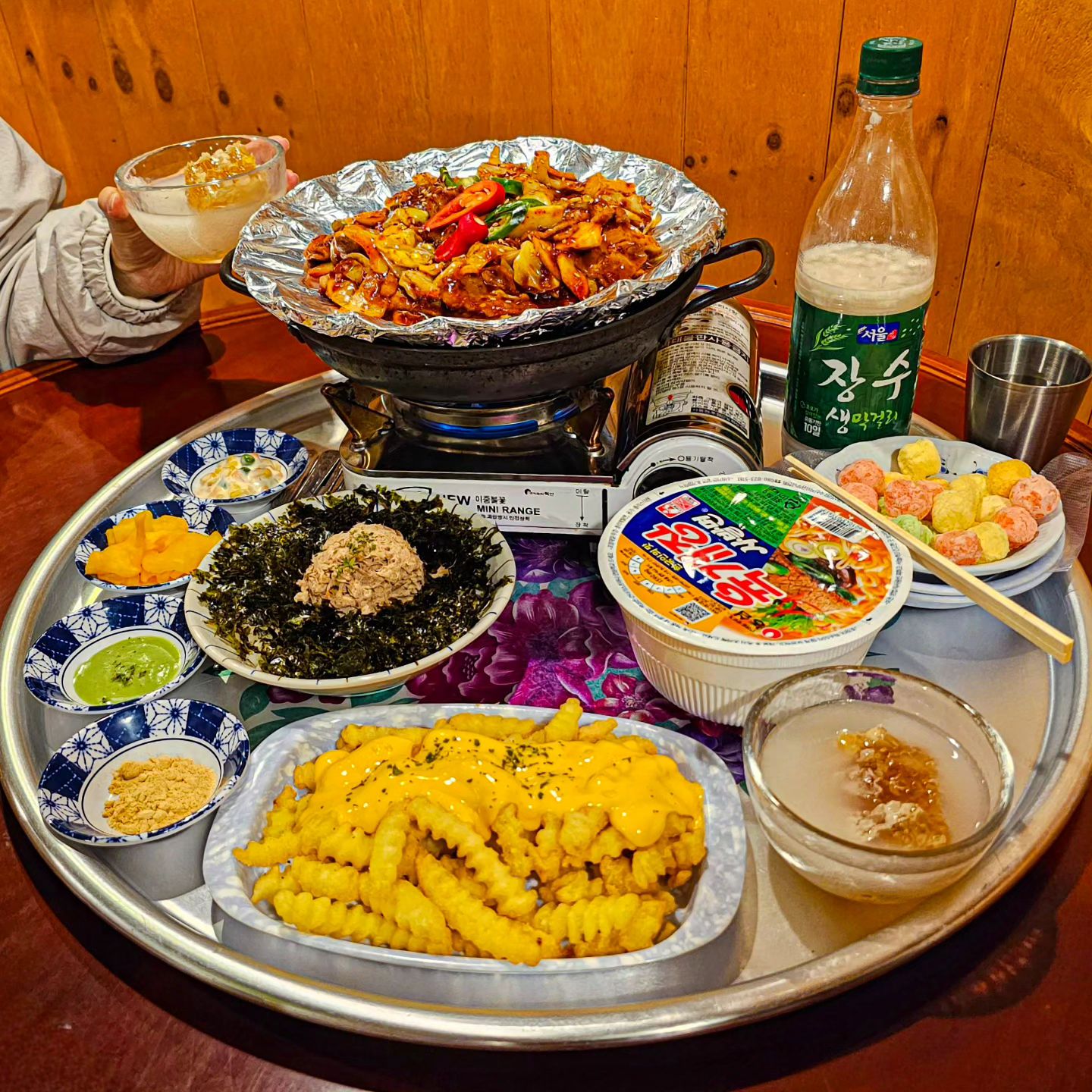 #협찬 레트로 감성 술집, 평상술집🍶

분위기에 취하고 맛에 취하는 이곳
평상 위에 앉아보는 게 엄청 오랜만이에요!

삼겹볶음을 메인으로 쟁반 한 가득
여기에 벌꿀 퐁당 막걸리까지
나 오늘 집에 안 갈래

📋 메뉴
✔️ 평상삼겹볶음 (39,000)
✔️ 평상닭발 (39,000)
✔️ 장수막걸리 (6,000)
✔️ 벌꿀 (6,000)

➡️ 자세한 내용은 프로필 링크에
.
.
#선릉맛집 #평상술집 #선릉역술집 #레트로감성맛집 #레트로감성술집 #벌꿀막걸리 #선릉막걸리 #대치동술집 #먹스타그램