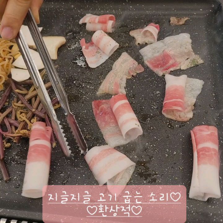 #협찬
대패생각 마산중앙점

여태까지 가본 대패집중에서 최고인집을 알아내버렸다
그래서 난 오픈런 했어
10분뒤부터 자리가 꽉차는걸보고 일찍 가길 잘 했다 싶었어
주말엔 웨이딩 있을수도 있어
#창원고기집#마산고기집#창원맛집추천
제주 대패 고기라 그런가?!
진짜 일반 대패집하고 고기 때깔부터가 다르다
#창원시맛집#마산동고기집

홀은 진짜 넓었고, 단체 모임이나 가족 모임도 가능해 보였어
깨끗하고 코로나 이후 샐러드바 이렇게 큰 고기집 처음 봤다
샐러드바에는 진짜 싱싱한 야채와 반찬들이 있어서 대만족!!!

상차림비는 1인당 2천원인데 진짜 저렴해

2명이서 700g 제주대패 주문했고
솔직히 양이 많아서 100g은 남은듯ㅋㅋㅋ
꾸역꾸역 배터지게 먹고..
덕분에 완전 과식 했다

사장님이 진짜 친절했고,
고기에 대한 자부심이 대단하셨다
그만큼 열정을 가지고 있으니,
이런 매장을 깔끔하면서도 품질은 좋게 유지하는거 같았어

중년의 여성분들이 오셨는데,
야채를 엄청 쌓아 가시더라고
상차림비 2천원 뽕을 뽑으시는거 같았어
사장님 광광 우실듯ㅠㅠ
이렇게 저렴한 가격에 남는게 있나싶었어

나는 다음에도 방문 할거고,
대패집은 무조건 여기라고 추천하고 싶어

#창원고기#마산고기#경남창원맛집#창원마산맛집#창원마산고기집#마산중앙고기집#마산중앙맛집#마산중앙동맛집#마산중앙동고기집#창원시맛집