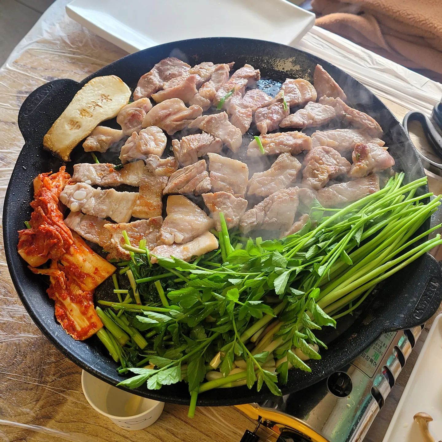 🌱청도 미나리삼겹살_봄정거장

봄하면 미나리, 미나리하면 청도!
청도 한재 미나리단지에 있는 미나리삼겹살 맛집 봄정거장
불판에 삼겹살,묵은지,미나리 모두 올려 구워먹기~
싱싱한 미나리를 마음껏 먹고 올 수 있는곳!
반찬도 정말 다양한데
사장님께서 직접 담근 수제 장아찌들🫶
장아찌종류가 다양해서 골라먹는 재미도 있고, 적당히 새콤달콤해요.
김치도 진~~~~짜 맛있어요👍

특히 같이 먹으면 더 맛있는 된장찌개도 시골에서 할머니가 끓여주시는 진한맛이에요~~~~👀

봄정거장은 미나리삼겹살 이외에 미나리전,미나리비빔밥,미나리겉절이 등 다양한 미나리요리도 함께 먹을 수 있어요.

먹다 남은 미나리는 포장도 해주세요.

사장님도 너무 친절하시고, 가게도 깔끔해요!

손님이 많다보니 가게옆에는 대기공간도 따로 있습니다.
주차장은 없으나 가게앞,갓길주차도 가능하고 마을회관앞 주차도 가능합니다.

주말에 드라이브겸 드시고 오기 딱 좋은곳이에요🤍

⚠️2,3월 본격적으로 미나리철이라 주말 11:00~17:00에는 예약이 어렵다고합니다.

⚠️네이버 플레이스에서 11시이전 방문고객에게 드리는 미나리전 쿠폰을 다운받아가세요.

⚠️네이버 플레이스에서 알림받기하시면 음료서비스도 있어요.

✔️경북 청도군 청도읍 한재로 376 봄 정거장
✔️매일 10:30~21:00 
✔️라스트오더 19:30
✔️주차가능, 예약가능 (2,3월은 주말 11~17예약불가)