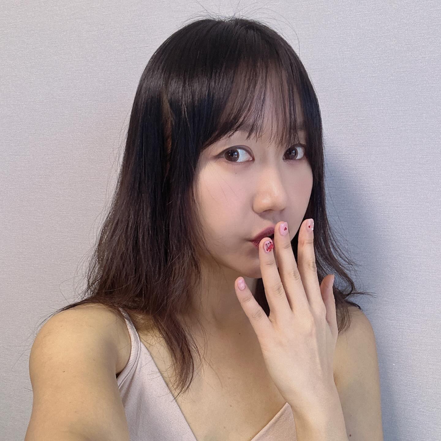 네일아트 드로윙 강의까지 하시는
실력자 원장님이 계시는 핑크빛 귀염뽀짝한 
네일샵 학동역 #또바기네일 에 왔어요✨

1:1 맞춤 관리로 프라이빗하게 시술받을 수 있구,
새심하고 꼼꼼한 시술에 감동하고 왔어요
손톰 모양 및 길이를 새심하게 체크해서 
원하는 모양으로 꼭 맞게 작업해주셔요💖

저는 이달의아트를 시술받았어요
연말은 지났지만 사슴케릭터가 넘나
귀여워 너만 보인단 마리야😍
이달의아트는 매달 바뀌는데 
여성스러운 디자인부터 요렇게
귀염뽀짝한 케릭터 디자인까지
다양하면서 트렌디한 디자인
여러가지중에 선택할 수 있어요💛
정말 새심하게 한땀한땀 시술해주시면서 
중간중간 케틱터 모양과 위치까지 확인해주시니 
안봐도 제맘에 쏙들수밖에 없는 것 같아요🫶🏻

안그래도 작은손톱에 비위생적이라는 느낌에 
조금이라도 손톱을 기르지 못하는 병에 걸렸던 
저의 손은 투박한 남자사람의 손 같았는데요😂

또바기네일에서 짧은 손톱임에도 불구하고
너무 깔끔한 케어와 정갈한 손톱모양 
그리고 블링블링 아트네일을 덧대어 
여자사람 손으로 다시 태어났어요👏🏻
손톱이 깔끔하고 이뻐지니 자꾸 보게되고 
핸드크림도 더 발라주게 되니 
손이 점점 더 이뻐지는 선순환이 일어나요😘

새해를 맞이해 기분전환 완전 제대로하구 왔어요
강남 네일아트 맛집을 찾고 계시다면 
학동역 #또바기네일 이 딱이에요🥰

첫 방문 - 손젤 39,000  발젤 49,000
네이버 예약 - 5000원 할인쿠폰 증정

M. 서울 강남구 학동로26길 17 2층 201호 또바기네일
T. 11:00 - 21:00

#협찬 이지만 #찐후기
#학동역네일 #학동네일 #학동역네일샵 #학동역네 #학동역네일아트 #강남네일아트 #강남네일샵 #강남네일맛집 #강남역네일샵 #신논현네일 #신논현네일샵 #신논현네일아트 #강남손관리 #언주역네일샵