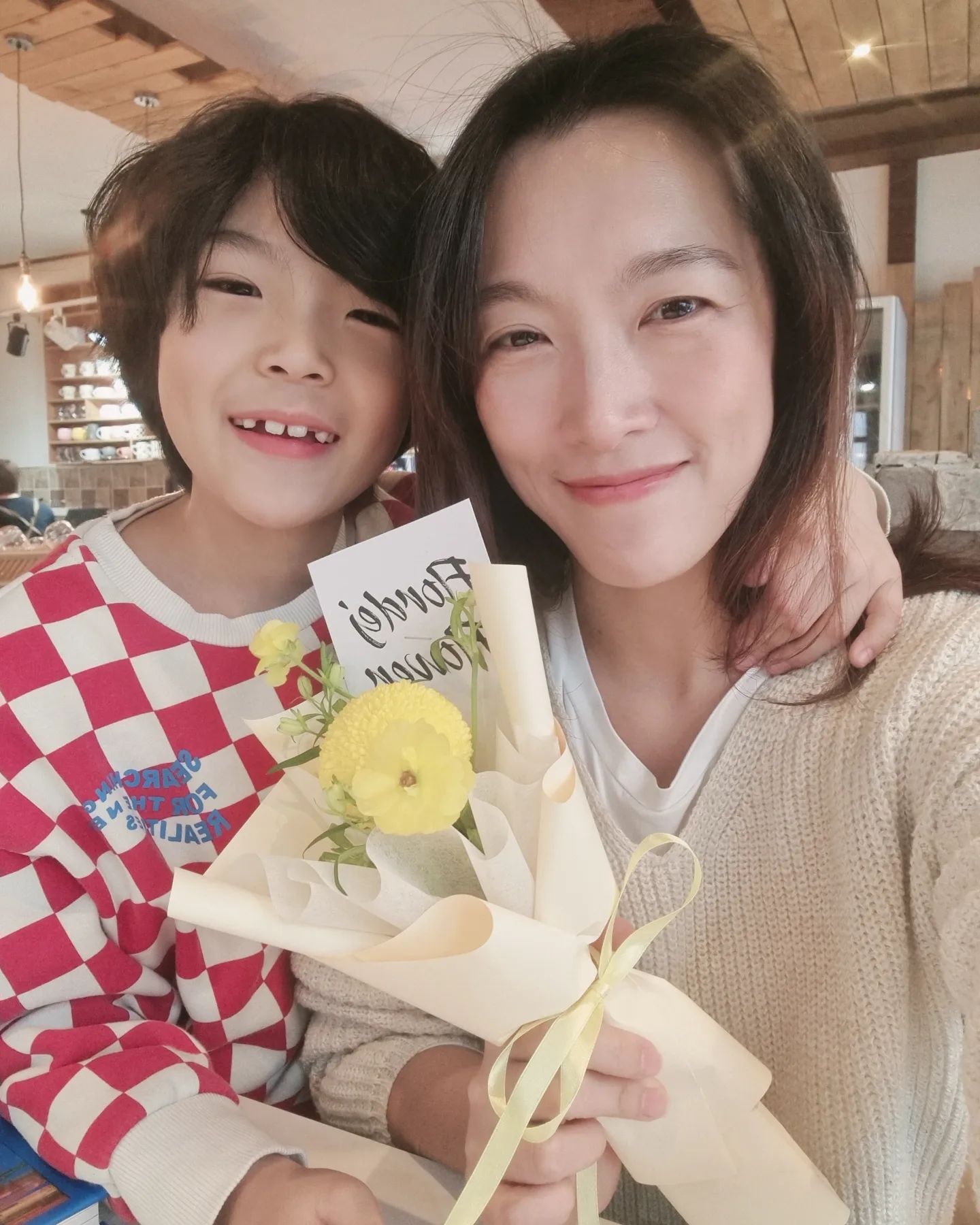 #생일 _어제ㅋ

똥강아지들♡
#키운보람

뭐 갖고싶냐길래
꽃이랬더니
이렇게도 멋진 꽃들을 갖게되었다.
박제하고 싶어!!
#피드에박제

꼬물꼬물 역대급 꽃을 그려준 두찌도 기특하고
문구점 계산도 몇 번 안해본 슈니가
혼자 꽃집에 가서 용돈 털어 사온 꽃다발도 감동이다.

슈니랑 데이트하러 갔다가
카페에서 살짝 튀어버렸는뎅...🙈
센스있게 초 챙겨주신 사장님두 Nice🫶
너무 예뻤어요~~~
cafehong_

저녁엔 숯불구이
내 육식을 책임지는 자~!표 소고기 구이🥩
간만에 찐하게 소주도 마시고 좋았다ㅋ

jaekyun6031
선물 후불 기대한다.
떼먹기만 해봐라👹

#살아온보람
축하해주신 모든 분들 감사해요~
사랑합니다🩷🧡💛💜🤎

#생일이라그램
#몹시행복
#형제맘 #아들둘이최고다
#난행복해