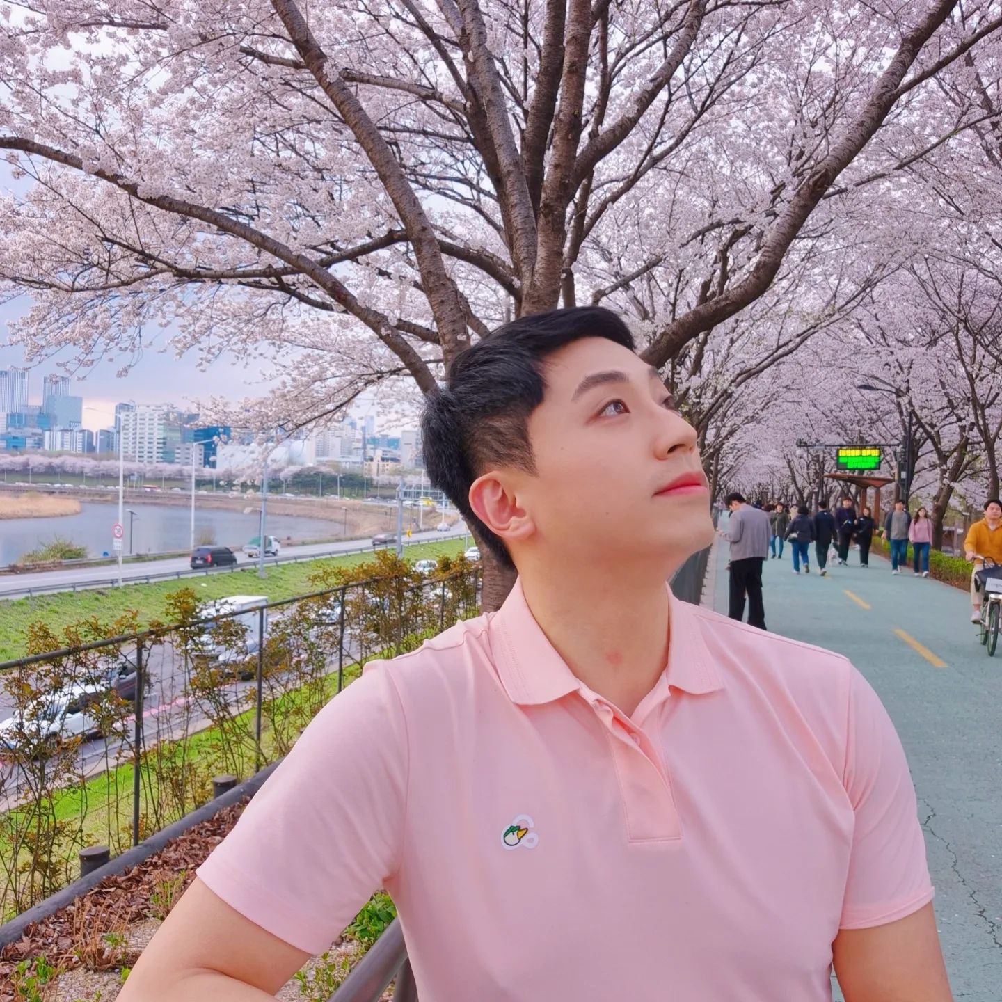 송정제방길은 지금 벚꽃이 절정!!(방금찍음)
바로 집근처라 퇴근후 바로 벚꽃구경 쩔쥬?!
이번 주말에는 의상 1개, 향수 1개만 촬영하면 끝!
혼자서 벚꽃놀이할 예정🌸🌸

#벚꽃축제
#벚꽃 #송정제방길 #송정제방벚꽃 #송정벚꽃길 #서울벚꽃명소 #서울벚꽃 #벚꽃포토존 #cherryblossom
