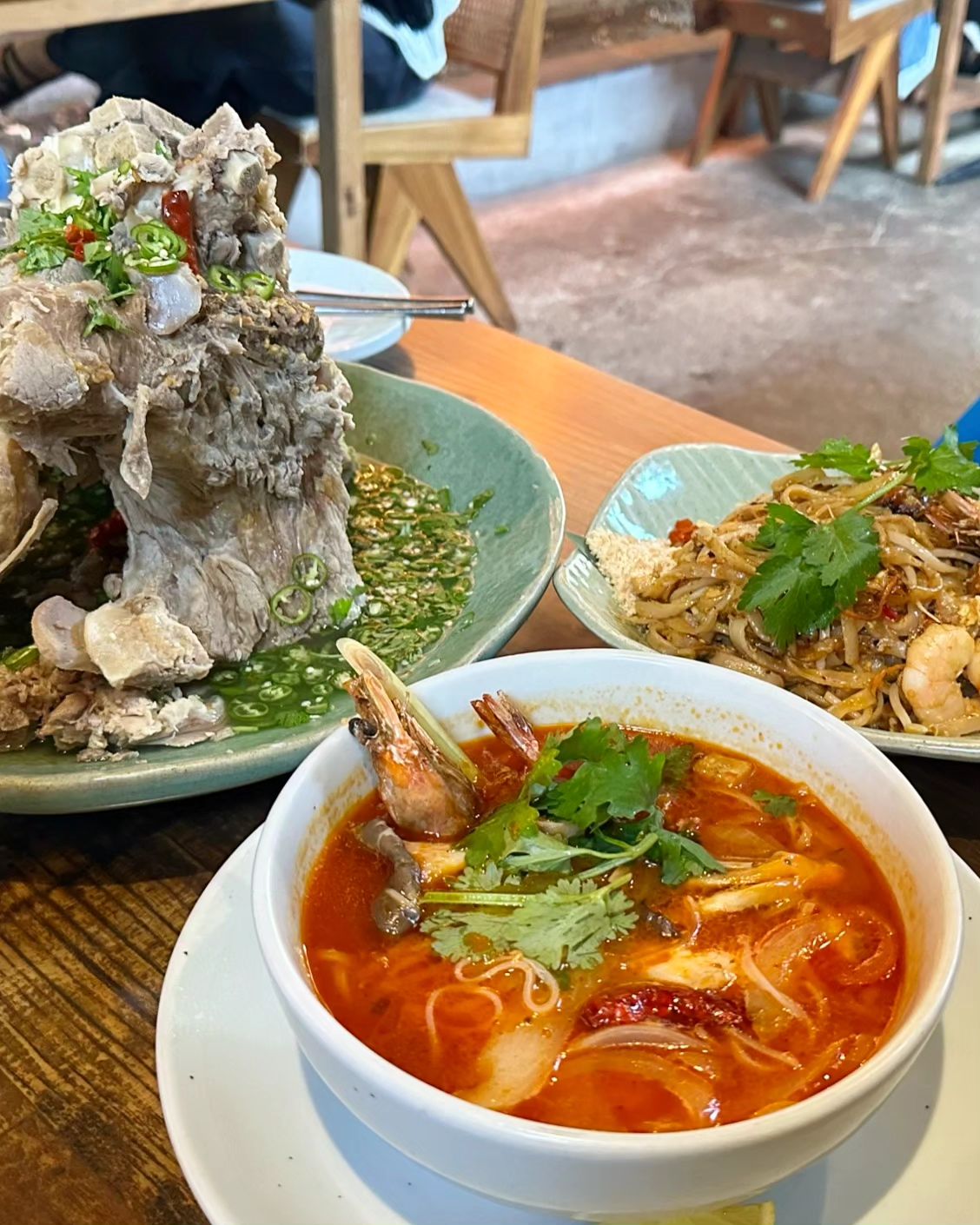 백쉰세번째 냠❗

🍽 치앙마이방콕
🏠 대전 동구 철갑3길 8
💵 치앙마이식 뼈찜 38,000원
똠양누들 18,000원
쉬림프 팟타이 18,000원
수박슬러시(땡모반) 7,500원
코코넛슬러시 7,500원

냠냠이들~ 여기는 비행기안타고 태국여행이 가능합니다...!!✈️ 입구를 들어서자마자.. 대나무숲🌴이 펼쳐지고 분위기가 너무 좋더라구요🕶 풀이랑 고인물이 있어서인지 모기향을 곳곳에 피워 놓았는데, 그 냄새까지도 이국적인 향처럼 느껴졌습니다😎

뼈찜은 나혼산에서 팜유대장이 홈메이드로 만들어 먹는걸 보니 맛이 너무 기대 됬는데..! 비쥬얼부터 대박...😍 청양고추가 많이 깔려있고, 고수가 베이스라고 해서 맛이 강할 줄 알았는데🌶, 우리나라 수육이랑 비슷한 느낌이더라구요! 함께 주문한 밥에 고기+고추+소스듬뿍 해서 먹으면 와..🤤 팜유대장이 좋아하는 이유가 있는 맛이었어요...💕

똠양누들은 고수와 레몬그라스🌿가 토핑이 되었고, 나오자마자 향신료 향과 새콤한 향이 진하게 나더라구요! 국물을 한번 먹어봤는데, 시원하고 매콤한 맛이라 해장이 싹 되는 맛이었습니당🥰

다음은~ 제 원픽인 🧡쉬림프 팟타이🦐가 나왔습니당! 토핑 된 새우는 크기도 크고 엄청 탱글하더라구용! 팟타이는 호불호 없이 모든 사람들이 좋아할 것 같은 맛으로 역시 대표 메뉴인 이유가 있습니다...👍🏻

시원하게 🍉땡모반이랑 🥥코코넛슬러시도 함께 주문을 해서 먹었는데, 땡모반은 인위적인 맛이 아닌 생 수박을 통째로 갈아서 한모금만 먹어도 너무 시원하고, 코코넛슬러시...✨️ 이거 완전 요물이네요... 코코넛 음료를 좋아하시면 강추입니다...😆