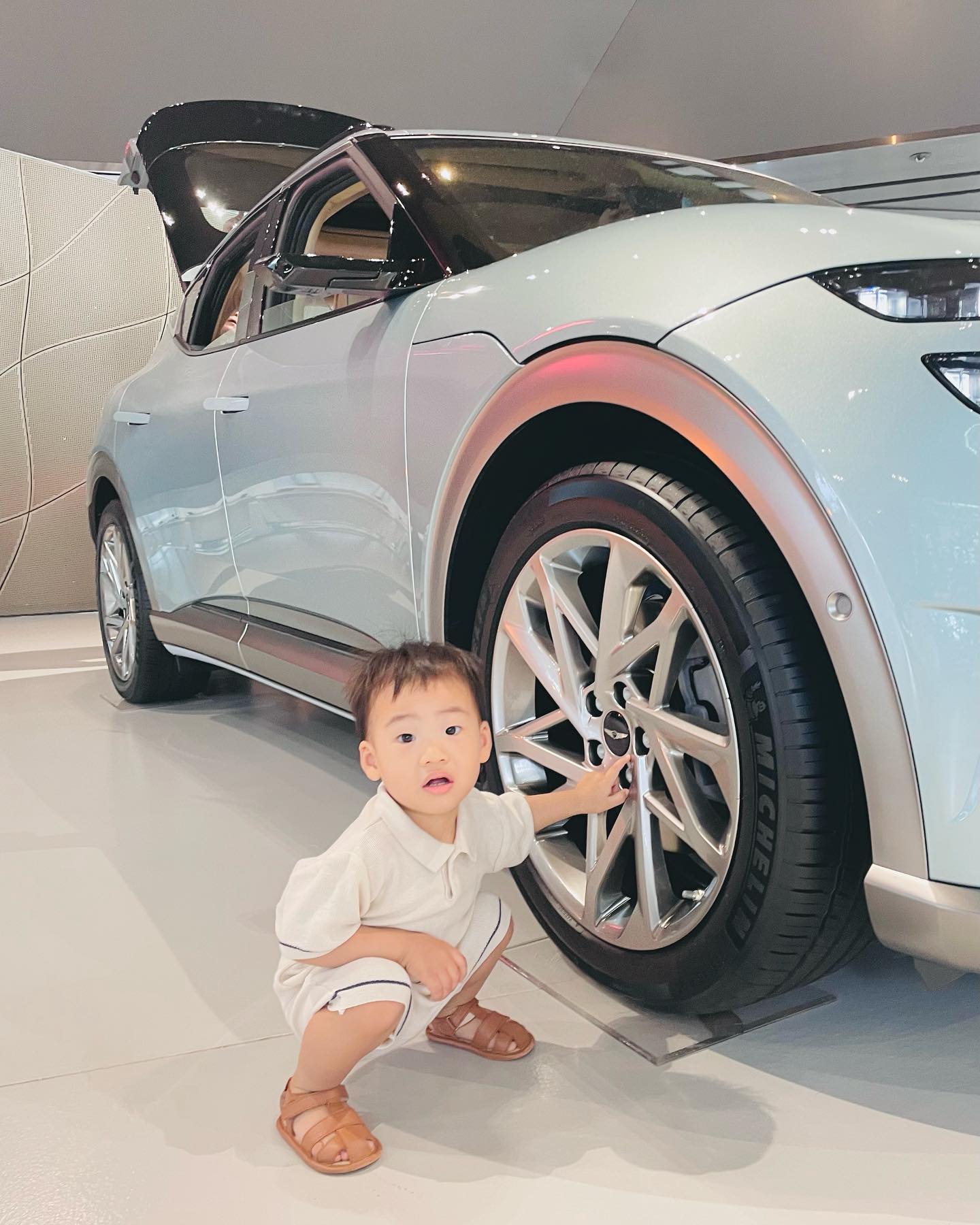 ෆ̇ 𝟱𝟱𝟯𝙙𝙖𝙮𝙨

지난 주말 빠방이 좋아하는 정워니를 위해
자동차 구경하러🚗🚙

낯선 장소라 그런지 처음엔 주춤하더니
얼마 지나지 않아 스튜디오안을 누비고 다님😎

자동차 타는 것도 첨엔 거부했으나
한 번 타 본 후로는 내리지 않겠다고 해서 난감😇

#현대모터스튜디오고양