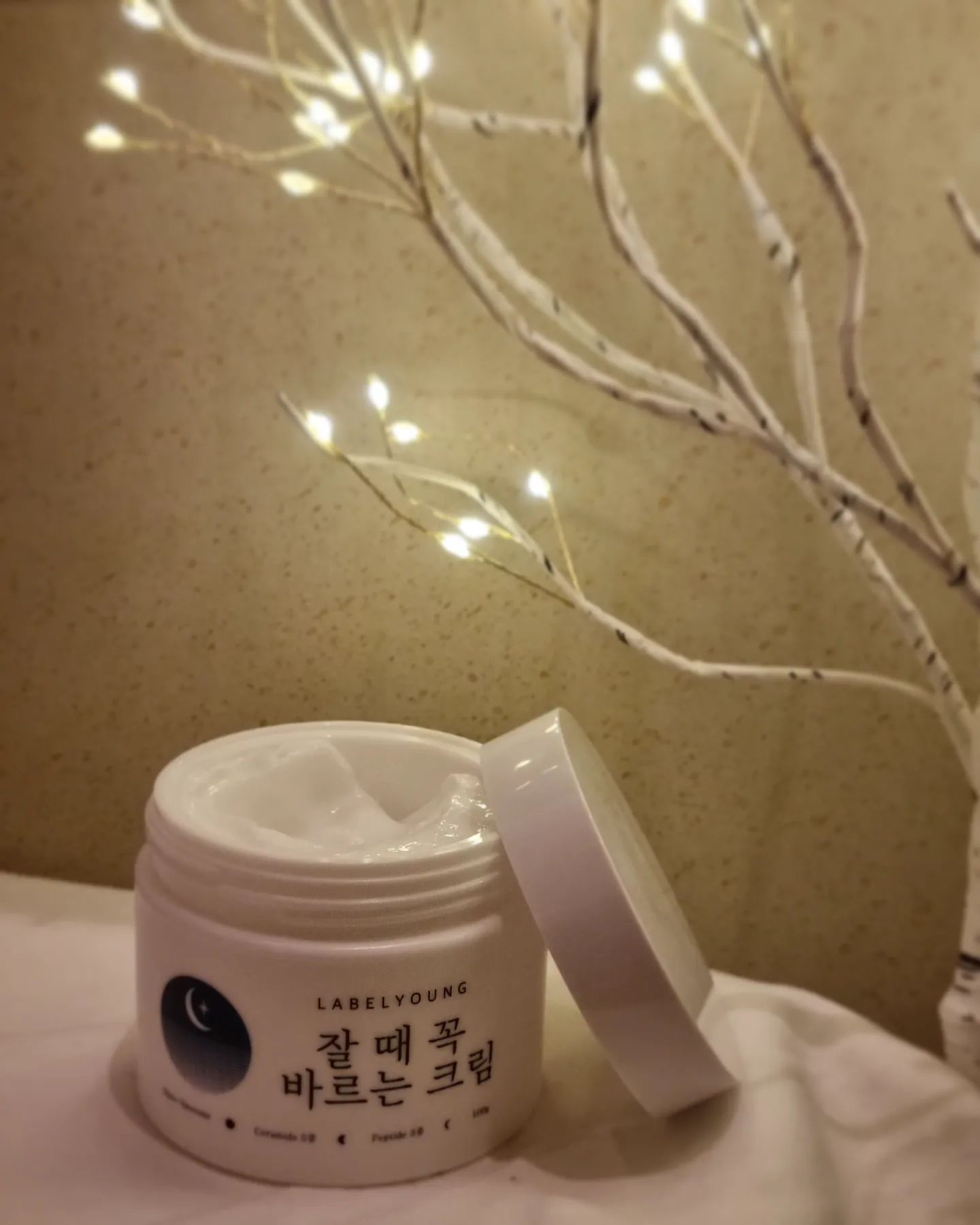 #협찬 

피부의 골든타임, 놓치지 말아야죠! 
깊은 고수분, 고보습, 고영양이 담긴 올인원 수면크림으로 
건강하고 매끈한 피부를 챙기기!

매끈 보들한 크림 텍스쳐로 마무리되며, 
허브 밭에 누운 듯 한 은은하고 편안한 아로마향 느끼며 꿈나라로🌿🌙 

#라벨영 #잘때꼭바르는크림 #나이트크림 #고보습크림 
#세라마이드크림 #피부재생크림 #영양크림
#보습크림추천 #겨울보습크림