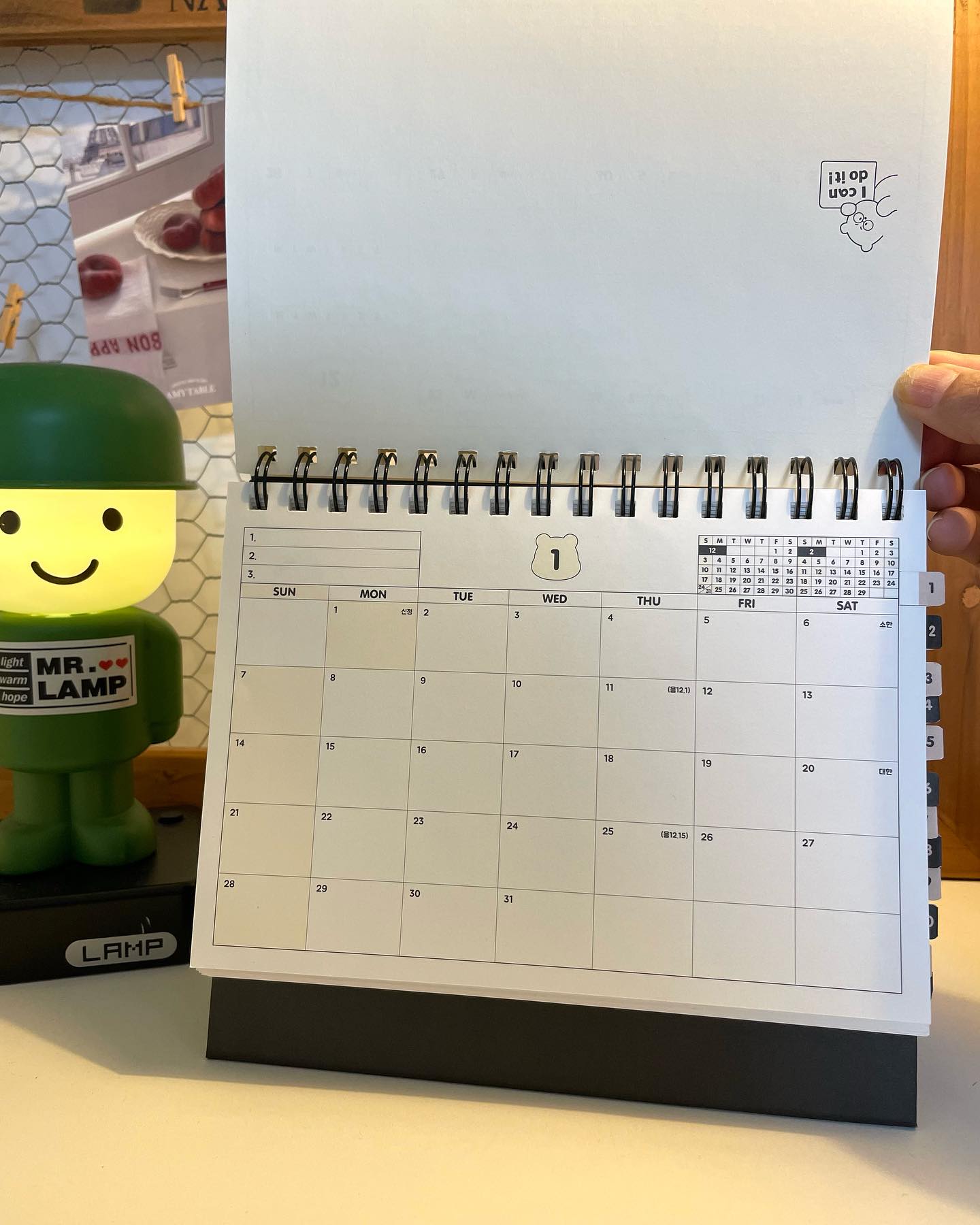 #협찬 #탁상달력추천 
매년 구입하는 탁상달력 🗓️📆
2024년은 리훈 곰부체크리스트 달력으로 준비. 
벌써 2023년이 한달밖에 안남았어요.🥹
2024년을 또 준비해야 하다뇨.📒
시간이 너무 빨리 흘러가요.
📅🗓️
리훈 탁상 달력을 선택한 이유
✔️메모 공간이 넉넉📝
✔️예쁜 스티커를 맘껏 붙이면서 꾸밀수 있어요.
✔️한달 계획을 한눈에 볼수 있고,
✔️하루 스케쥴을 좀더 구체적으로 적을수 있어요.
✔️간단하게 일기를 적을수도 있어요. 📝
2024년 리훈 탁상 달력에 
이것저것 꽉꽉 채워 볼께요.📚

@리훈 rihoon  #리훈곰부체크리스트 
#2024다이어리 #체크리스트 #위클리플래너 
#투두리스트#주간계획표#주간플래너
#스케줄러#해빗트래커#2024플래너
#습관만들기#스터디플래너그램
#먼슬리플래너#먼슬리다이어리
#생활계획표#위클리다이어리 
#스터디플래너#갓생살기프로젝트#갓생살기