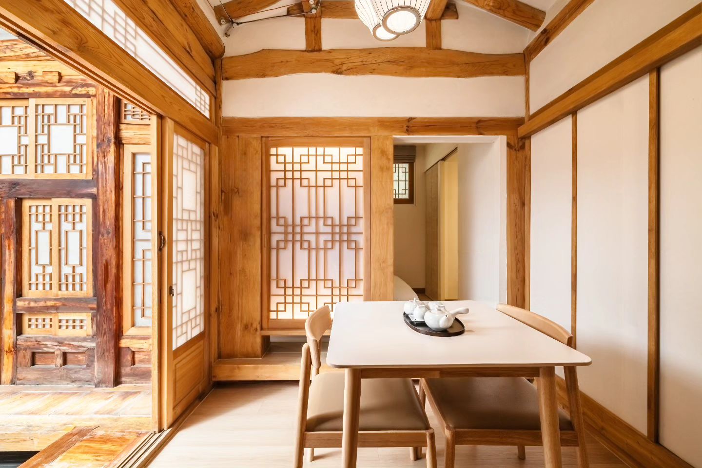 #협찬
butlerlee.hanok

엄마랑 모녀여행 계획중인데
감성적인 실내마당이 매력적인 환의당 바이 버틀러리!!
#힐링숙소 로 넘 좋네요.

서울 도심 속 30여 채의 한옥호텔을 운영 중인 프리미엄 한옥스테이 브랜드, 버틀러리! 

그중 환의당 바이 버틀러리는 기쁨이 가득한 집이라는 의미를 가진 공간인데요.

환의당(歡宜堂)은 감성적인 실내 마당을 중심으로 아기자기하게 공간이 분리되어 있어 공간 곳곳에 감성적인 느낌이 가득!

옛 한옥의 구조는 그대로 살려 공간에 재미있는 요소를 더하고, 현대적이고 모던한 감각의 실내 인테리어를 더했드라구요 🛁🫧

깨끗하게 리모델링된 한국의 멋이 가득 담긴 한옥에서 엄마와의 특별한 하루! 

듁흔듁흔~~ 넘넘 설레네요💕 

📍환의당 바이 버틀러리
◽서울 종로구 삼일대로32길 31-16
◽독채한옥
◽기준2인 / 최대 2인
◽자쿠지, 빔프로젝터(OTT시청가능, 개인계정), 간단한 취사 가능
◽체크인 15:00 / 체크아웃 11:00

📍버틀러리 공식 홈페이지(www.butler-lee.com)에서 최저가로 예약 가능합니다.

#버틀러리 #환의당 #한옥스테이 #독채한옥 #독채숙소 #서울여행 #북촌 #자쿠지숙소 #커플여행 #모녀여행 #감성숙소 #hanok #hanokstay