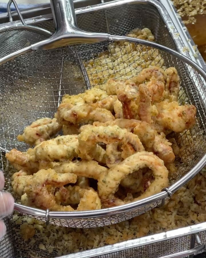 🚙주말 심심한데 뭐할까? 싶을때
드라이브삼아 인천나들이로 신포국제시장 맛집탐빙 어떠세요?

신포시장 오징어튀김맛집😍
🌈생활의달인 오징어튀김🦑 여긴 무조건 오픈런 강추하는데요
11시 오픈하는 🐓치킨꼬꼬는 이제 오징어튀김만 포장판매
매주화요일 휴무일이니 화요일빼고 신포시장으로 런런🤭

바삭바삭함과 오징어다리도 질기지않는 생물오징어의 부드러움~
포장해서 저녁 아니 그다음날 아침까지 눅지지않아 진짜 핵꿀맛👍

토요일날 먹었는데 또 생각나는 오튀😎
조만간 다시 인천 달리자~ 오징어튀김사고 집에올땐
부천 하나도넛에서 도넛도 포장하자🤣🤣🤣🤣🤣🤣🤣

#인천나들이 #치킨꼬꼬오징어튀김 #오징어튀김달인 #신포국제시장 #신포국제시장맛집 #인천신포국제시장 #인천시장 #주말서울근교데이트 #인천가볼만한곳 #인천맛집베스트10 #여행인플루언서민팅이 #주말에뭐하지