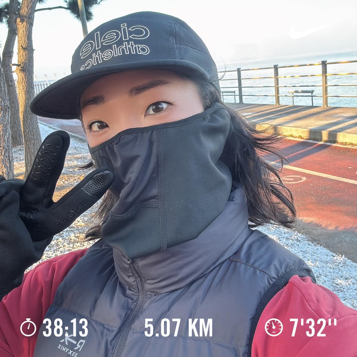 .
.
#인생첫겨울러닝⛄️.
#금강하구둑복귀런.
#성공적.
.
.
추운걸 너~~~무 싫어하고
겨울옷이 단벌신사라서
겨울러닝은 실내에서하고
날 따뜻해지면 달려야지했는데.
.
.
이대로면 러닝에 대한 마음이 약해질거 같아서.
‘한번 해보자☺️’.
.
.
사람은 도전을 쉬면 안된다.
몸은 후끈후끈
차가운 공기와 바람이 피부결에 닿는 이 느낌
#천국이었다#펀런#역시즐거워.
.
.
무엇보다 작년 혹사시킨 왼쪽다리가
한달넘게 쉬면서 회복이 잘되었는지
근육 곳곳의 느낌이 느껴지고 좋다~
이대로 #나의_즐거운_러닝은_계속.
.
.