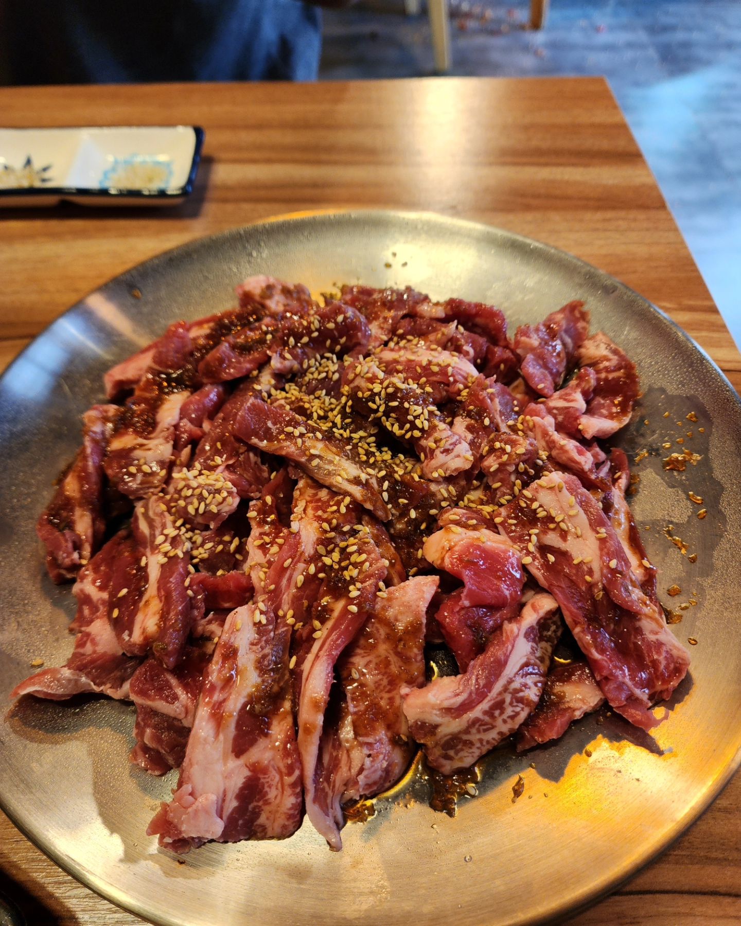 .
경성대 아미야에서 추천메뉴인
#야키니꾸 #갈비살 먹으면서 한잔했어요.
아미야는 경성대부경대역 1번 출구에서 가까워요.
메뉴는 #곱창전골 뿐만 아니라
다양한 메뉴가 많아요.
사장님과 직원분들이 어찌나 친절하시던지
음식 가지고 오실때마다 맛있게 드세요 라고
기분좋게 인사도 해주시고^^😁😁
ㆍ
밑반찬도 정갈하게 나오고
서비스로 나오는 소고기국은
술안주로도 최고이네요. 🥣🥣
고기가 맛있어서 술이 술술 들어가서
너무 많이 먹었어오.🍺🍺
소고기인데도 가격이 너무 착해요
고기랑 같이 먹은 양파절임 소스가
너무 맛있어서 양파절임 리필해서 먹을정도~
ㆍ
숯불에 구워먹는 야끼니꾸를 맛볼수 있는
경성대술집 아미야 입니다🥩🥩
.
👉부산 남구 대연동 33-27 1층
.
#경성대아미야 #경성대술집 #대연동술집 #애견동반가능 #남구술집 #경성대술집추천 #경성대단체가능 #대연동고기집 #경성대고기집 #아미양곱창