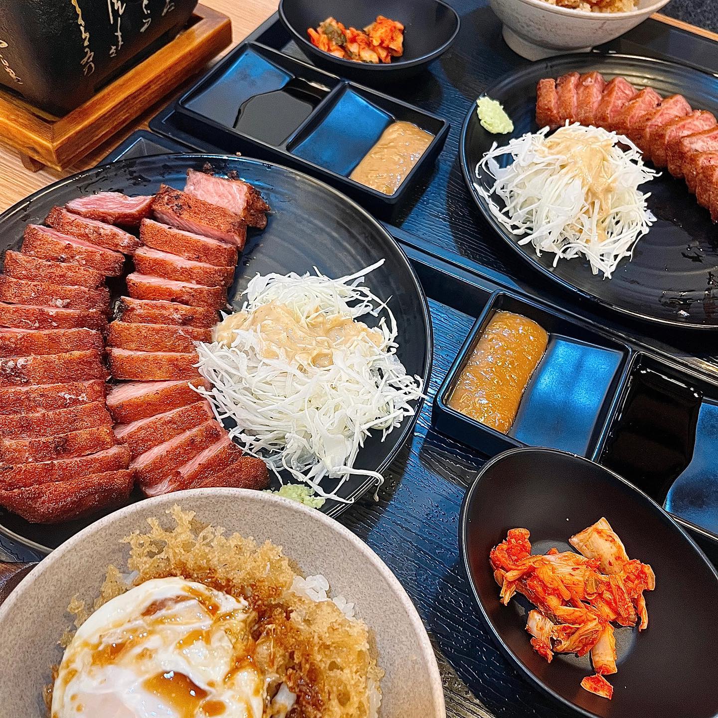 #규카츠정
📍위치: 대전 서구 대덕대로241번길 20 규카츠정
❤️개인화로에 구워먹는 한번튀긴 소고기
🧡겉바속촉에 부드러운 고기를 원하는 소스에 찍어먹을 수 있음!
💛타마고텐동 정식 추천! 1000원차이인데 밥에 계란튀김이 올라가있음! 계란튀김이랑 밥이랑만 먹어도 진짜 한그릇 뚝딱임!
💚콤보는 7천원 추가인데 규카츠가 두줄있음!! 한줄로 아쉬운 분들은 콤보추천!
💙같이 나오는 양배추 샐러드도 규카츠랑 진짜 잘어울림!
💜키오스크 주문형식이고 원하는 자리에 앉으면됨!
🤎밥은 무한으로 리필해주니까! 모자른사람들은 리필해먹으면댐!
💗추천메뉴:규카츠타마고텐동정식(14000원)

#맛집스타그램 #맛스타그램 #맛있다그램 #먹스타그램 #먹방 #술스타그램 #오늘뭐먹지 #야식 #꿀맛 #먹스타그램 #먹스타 #먹스타맞팔 #먹팔 #먹스타그램맞팔 #먹팔환영 #먹팔맞팔 #소통 #좋아요 #팔로우늘리기 #좋아요반사 #좋반 #좋아요늘리기 #팔로우 #맞팔 #likefoefollow #lfl #fff #f4f #follow4follow