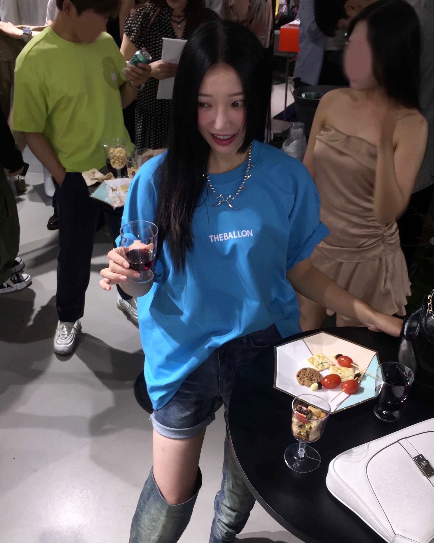 #초청 theballon_official 
궂은 날씨에도 너무나 재밋게 놀다온 VIP SUMMER PARTY🌹
일단 핫한 착장은 theballon_official pegleg_official ෆ 
티셔츠는 따끈따끈한 더발론 신상⋰˚☆
⠀ 
패션인이라면 오늘 압구정에 가야하는 이유❤️‍🔥
더발론 압구정 플래그쉽에서 5개 브랜드가 연합해 썸머 파티를 벌입니다
저녁부터는 신나는 디제잉 공연도 있으니 꼬옥 방문해보세요!
직접 피팅하고 착용해볼 수 있는 예쁜 아이템들 한가득이라 정말 행복,,,😊
⠀ 
장소 : 서울시 강남구 압구정로 10길 14 1층
일정 : 7/19(FRI) 721(SUN)
시간: 11:00- 21:00
⠀ 
artsdebase_official 
theballon_official 
phenomenonseeper 
pegleg_official 
tripleroot.official 

#더발론 #pegleg #artsdebase #tripleroot #phenomenonseeper #theballon_official #압구정팝업 #신사팝업 #서울핫플